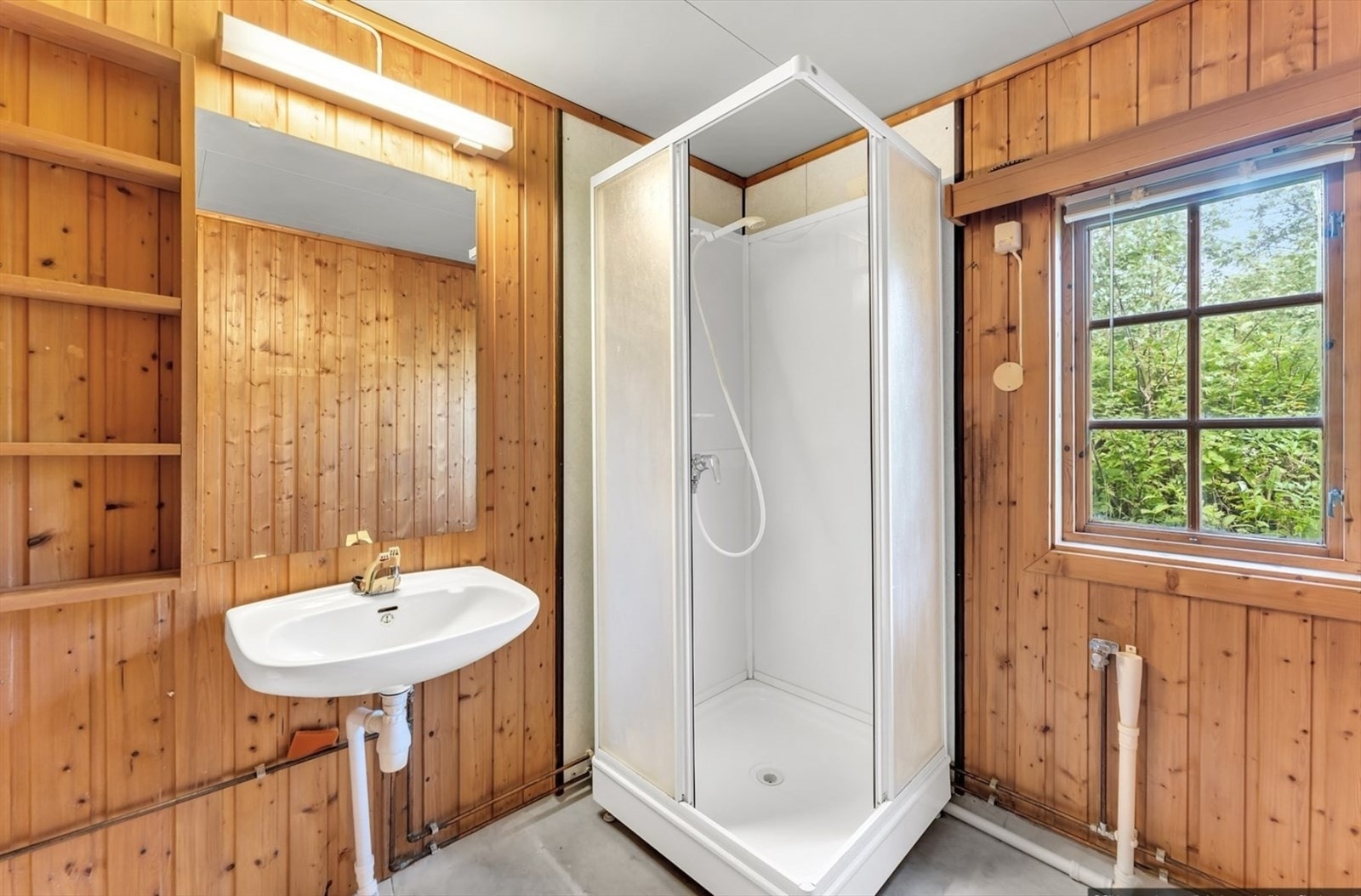 Bad med dusjkabinett. Galleribilde