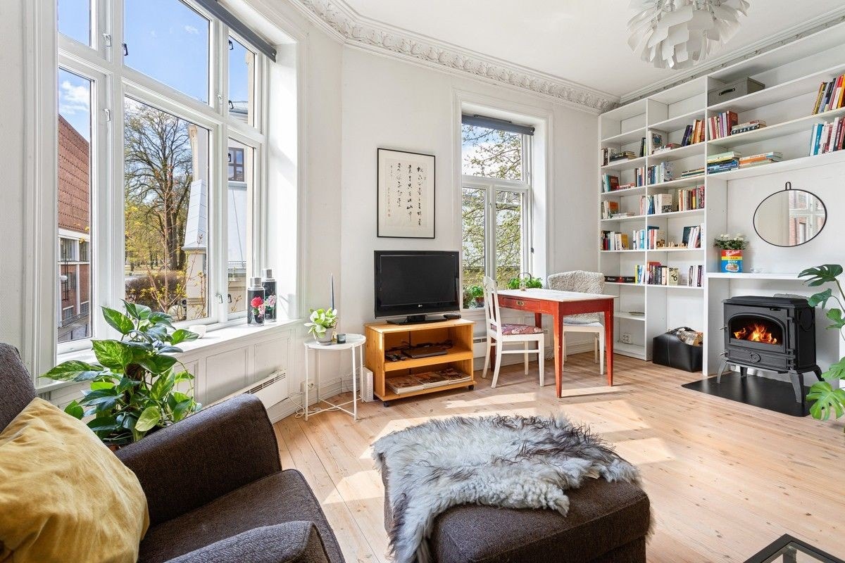 Stue med vedovn Galleribilde