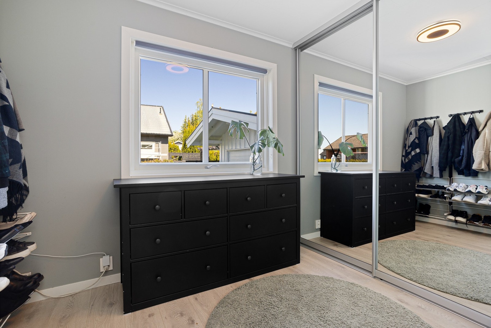 Innredet garderoberom i forbindelse med stilfull entré som ble pusset opp i 2019. Galleribilde