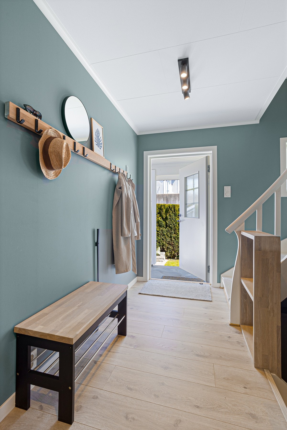 Vel inne blir vi ønsket velkommen i en stilfull entré som ble pusset opp i 2019. Galleribilde