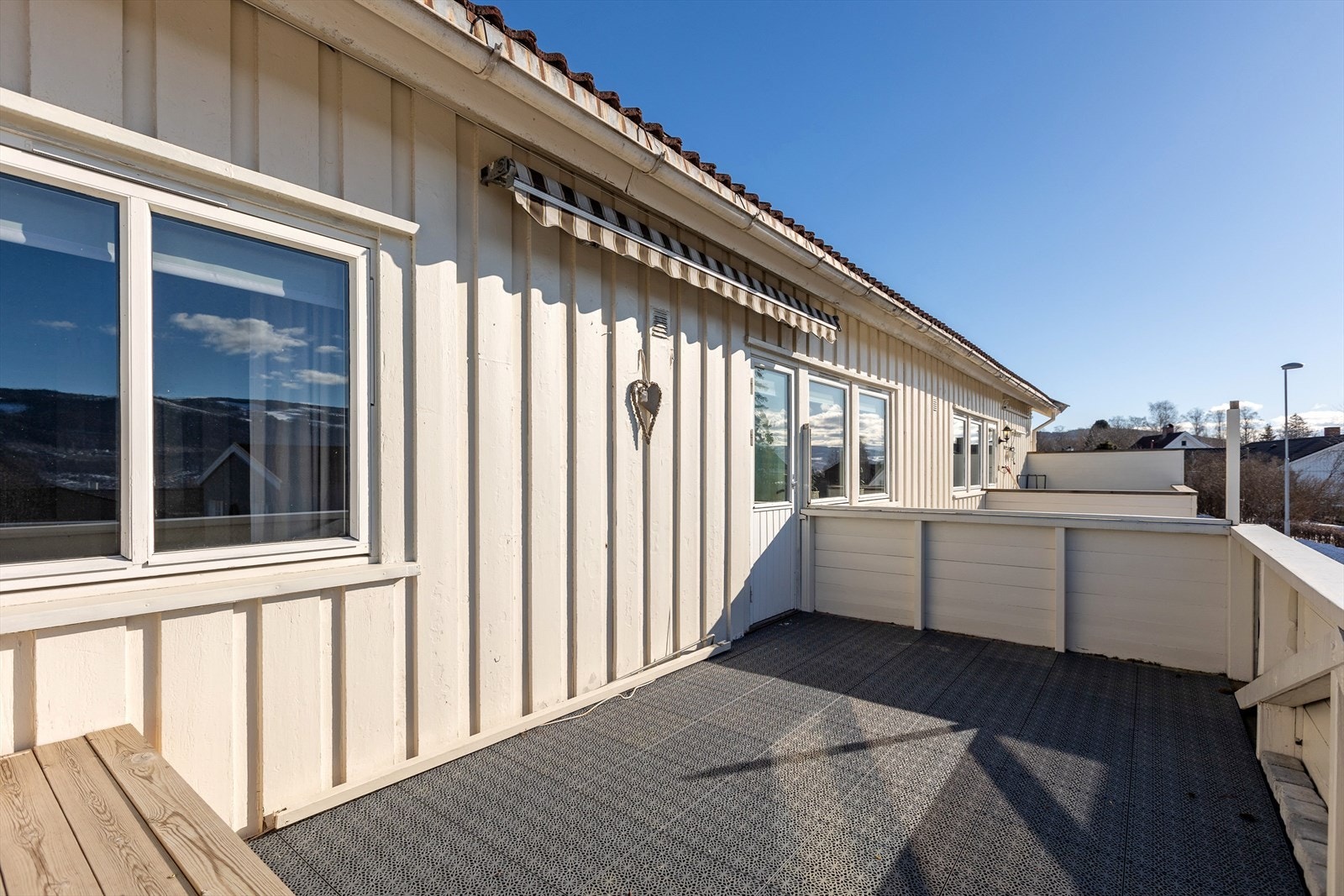 Fine møbleringsmuligheter på den solrike verandaen. Galleribilde
