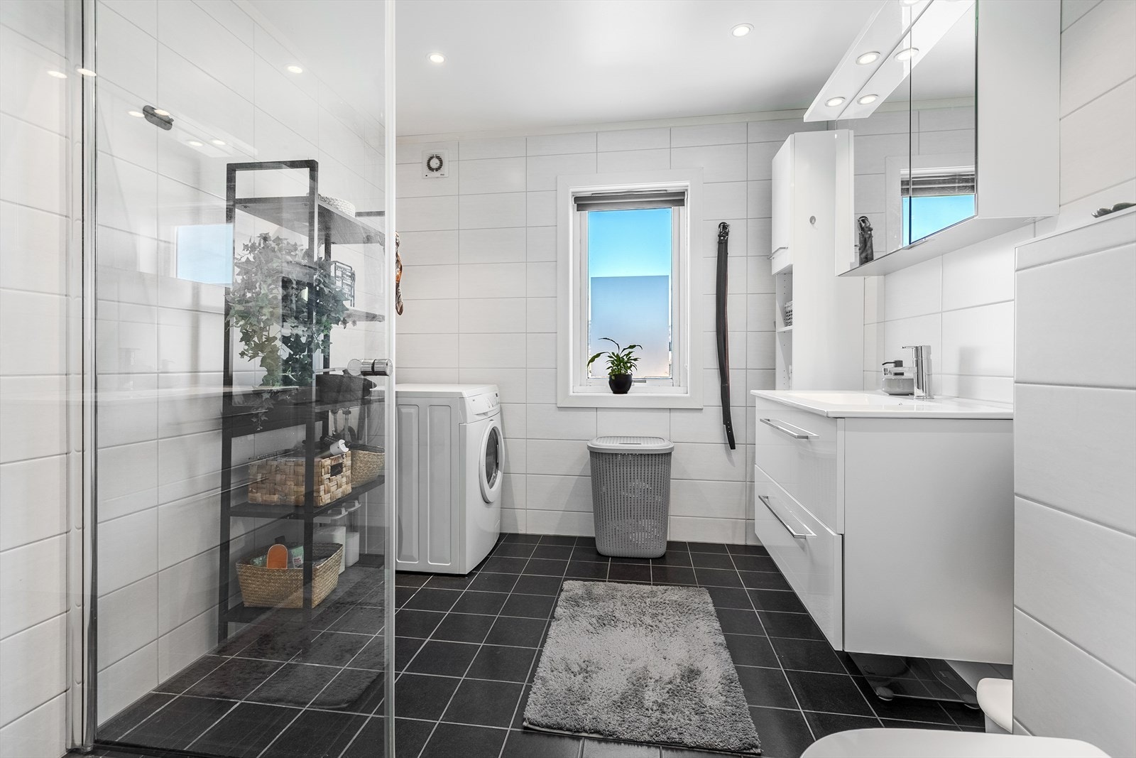 Tidløst bad/wc med servantinnredning, dusj og opplegg for vaskemaskin. Galleribilde