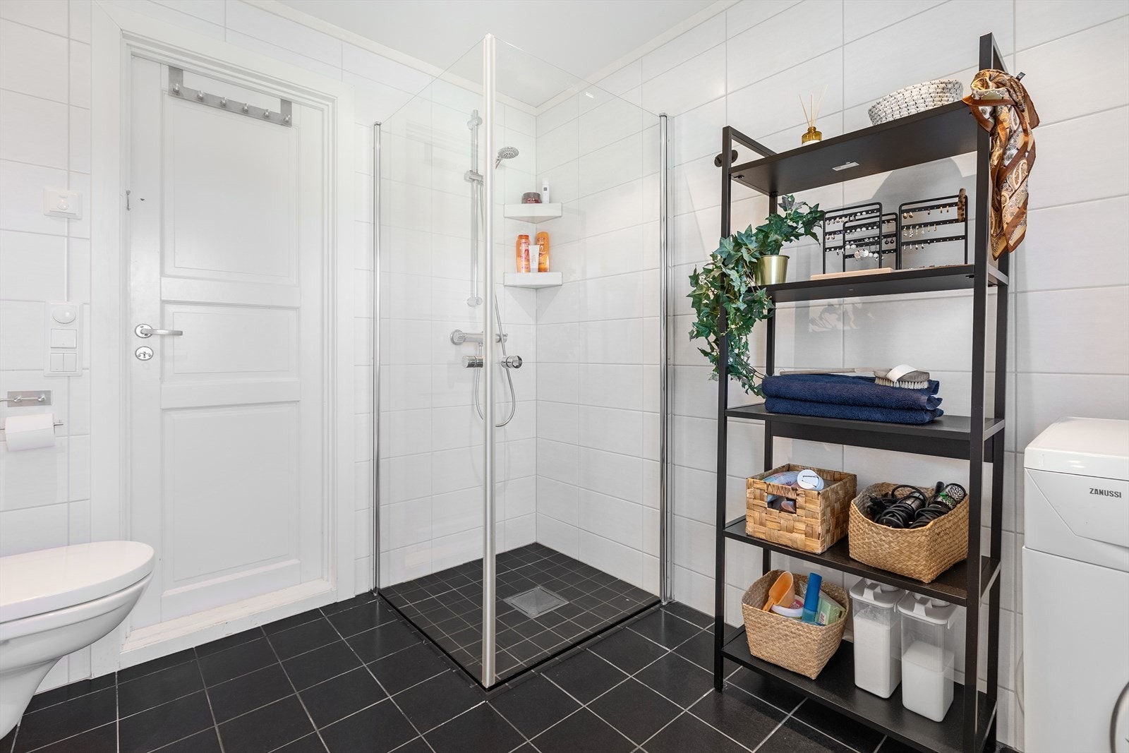 Badet har fliser på gulv og vegger i nøytrale fargetoner. Varmekabler i gulv. Badet er pusset opp i 2016. Galleribilde