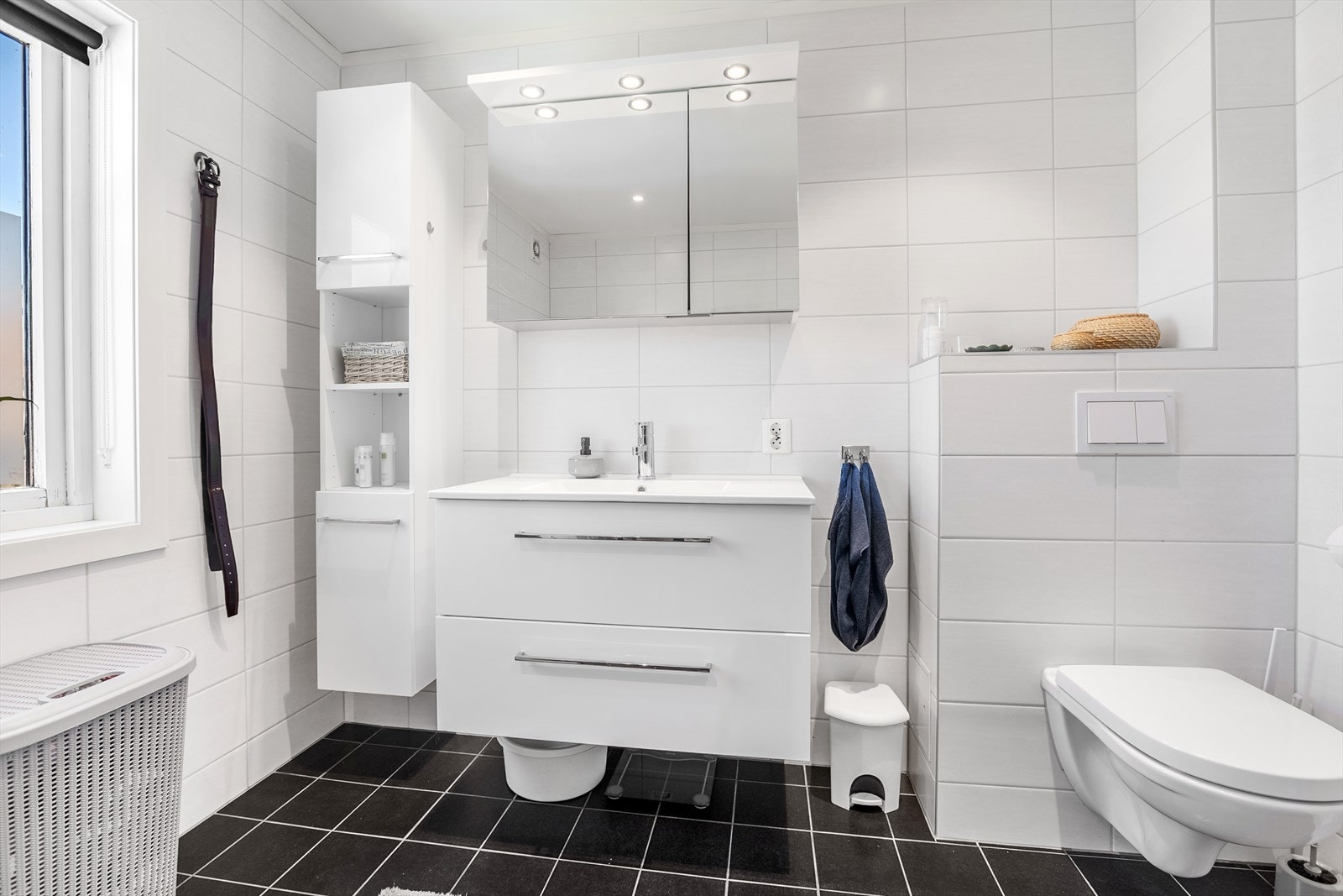 Speilskap over servant på badet. I tillegg til skuffer i er det også et høyskap for oppbevaring. Galleribilde