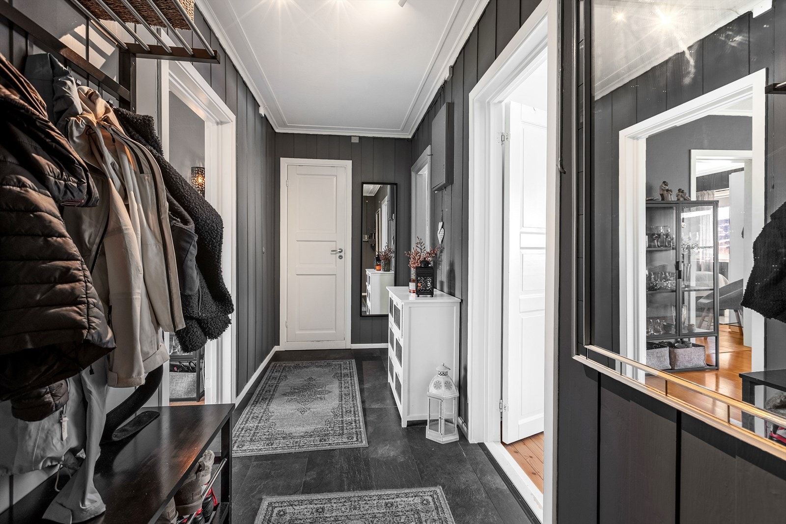 I gangen er det plass til å henge fra seg yttertøy og utstyr. Galleribilde
