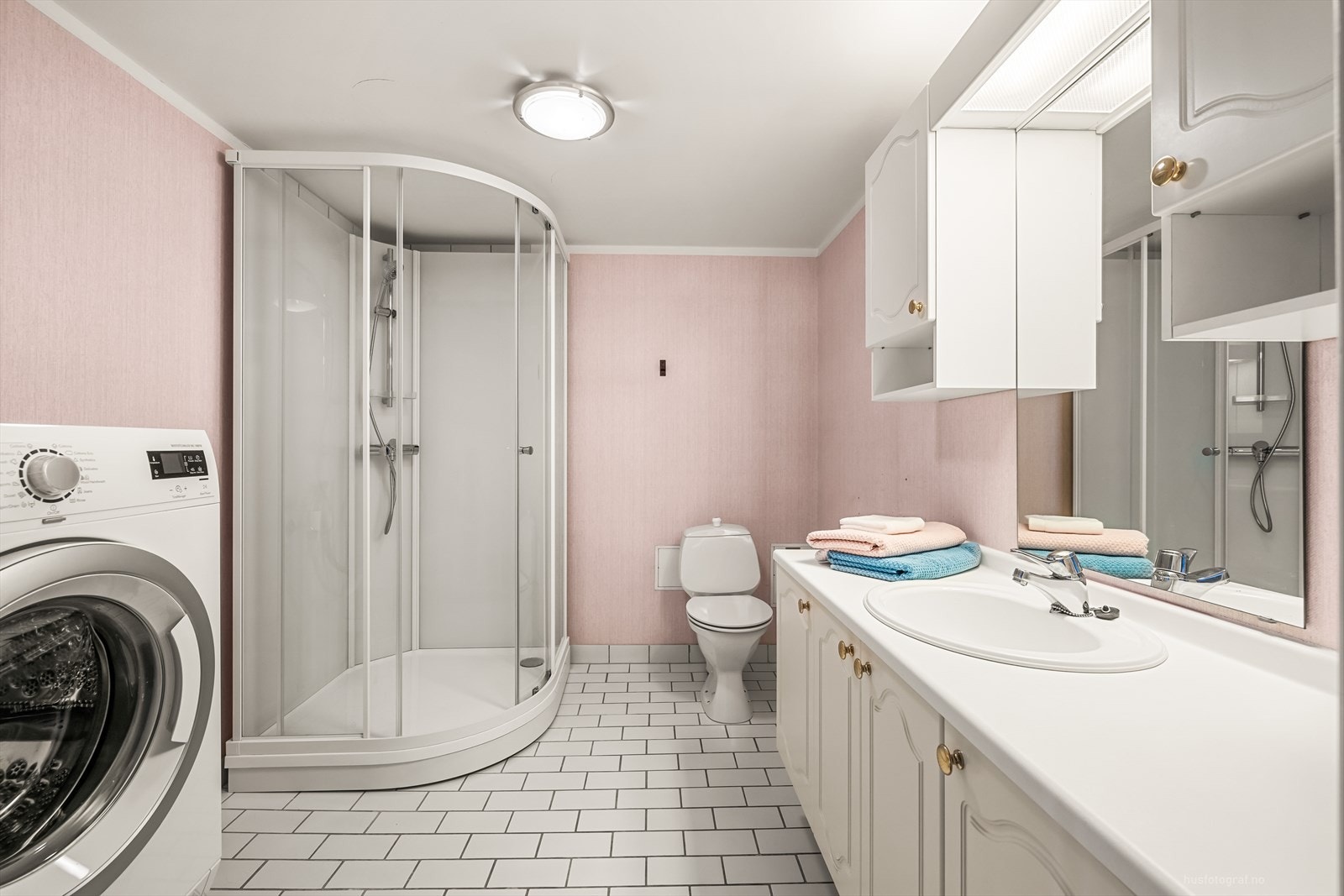 Pent bad med flislagt gulv med varmekabler. Galleribilde