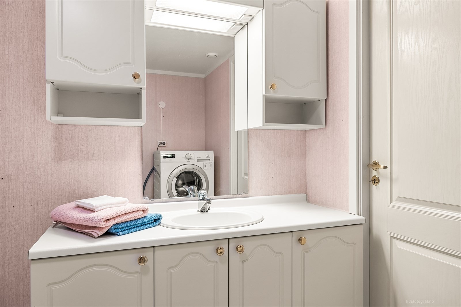 Badet er innredet med toalett, baderomsinnredning med servant og romslig dusjkabinett fra 2020. Galleribilde