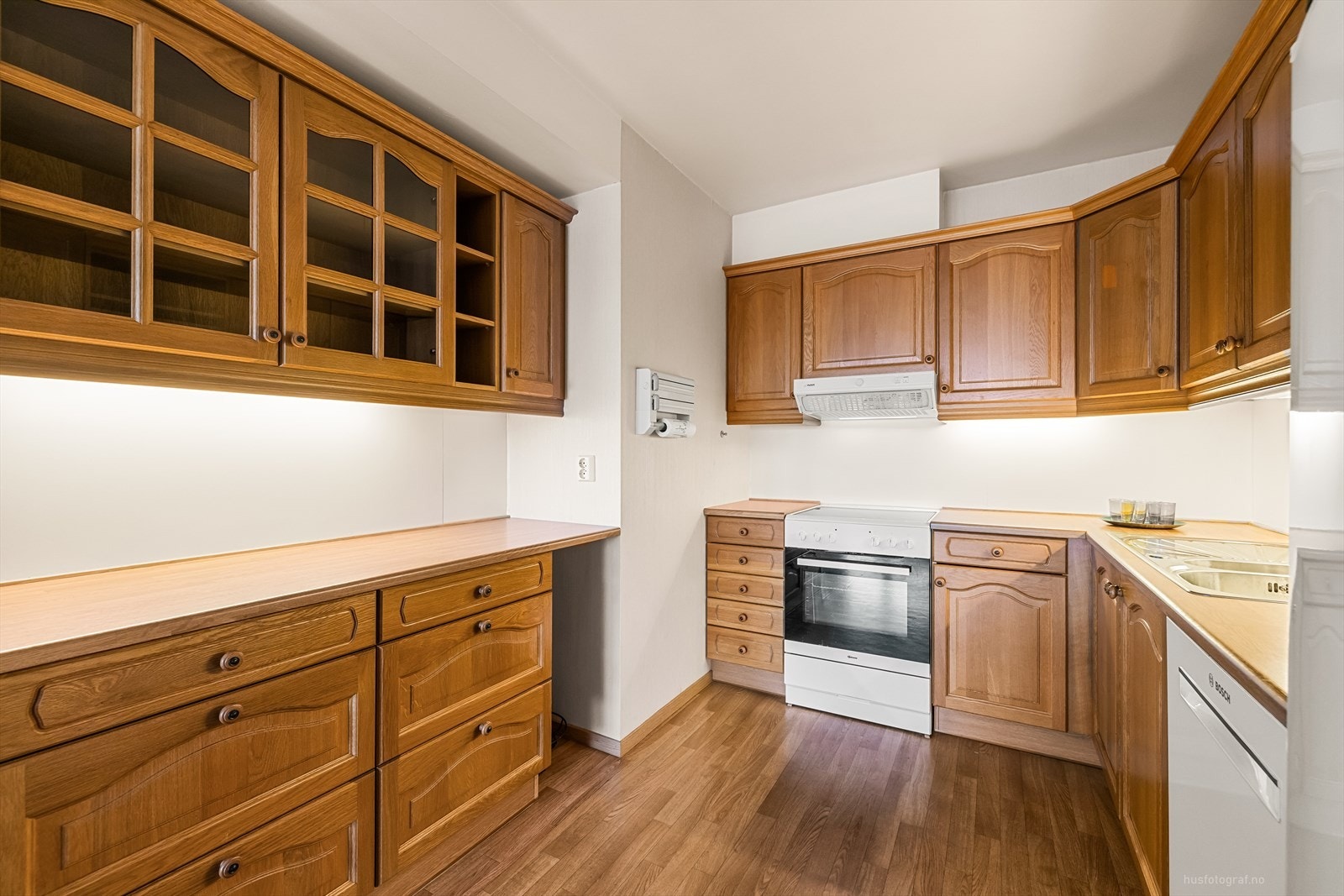 En gjennomtenkt plassering av elementene gjør kjøkkenet til et praktisk og hyggelig sted å lage mat. Galleribilde