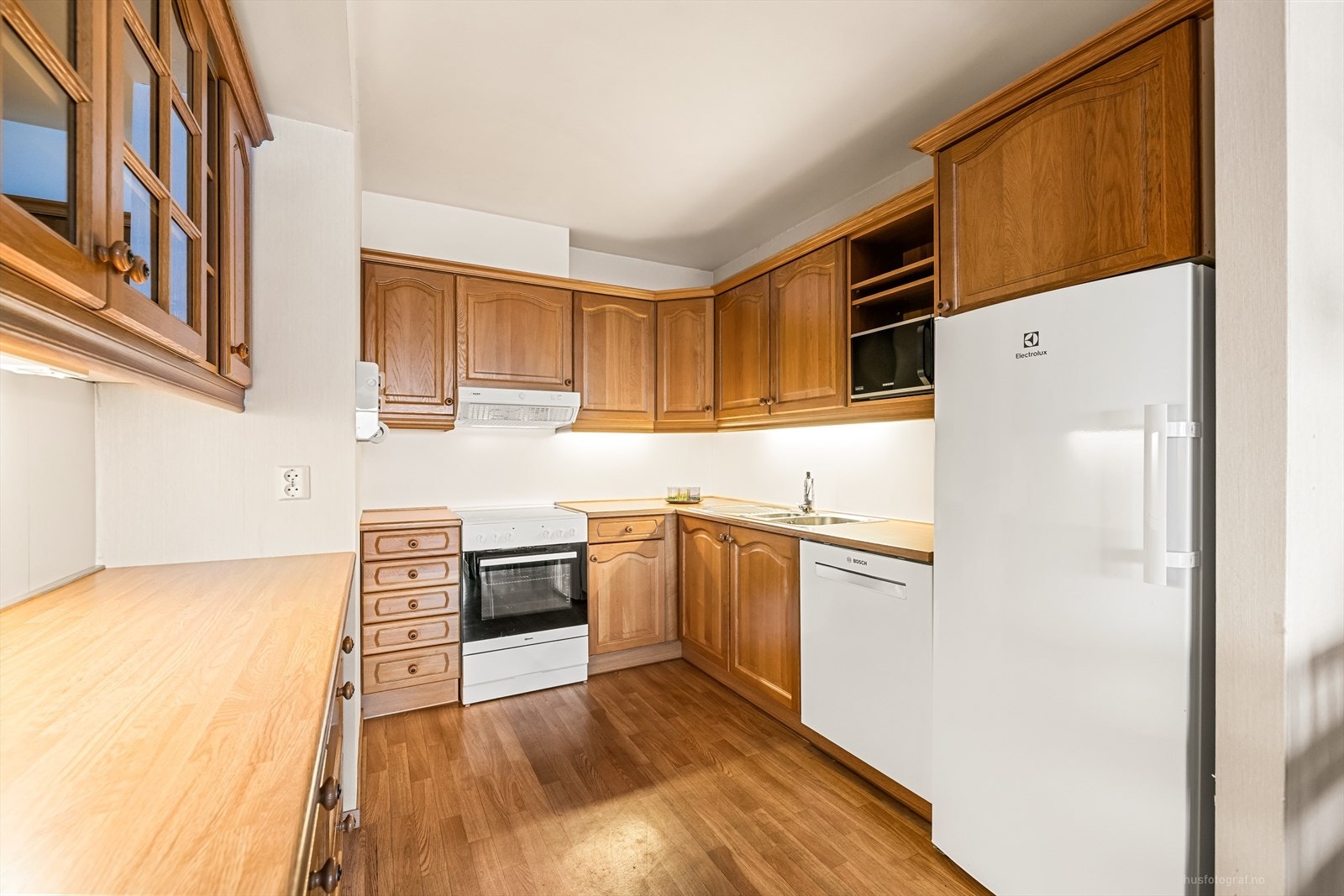 Det er montert Flexit avtrekksvifte over komfyr. Nye kjøkkenplater over benk. Benkebereder (fra ca 2009) Galleribilde