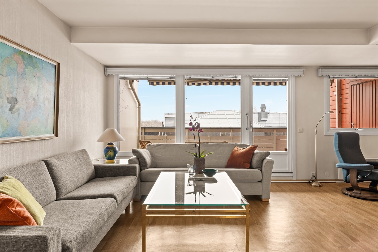 Romslig og tiltalende leilighet beliggende midt i sentrum av Lierbyen med "alle" fasiliteter i umiddelbar nærhet. Galleribilde