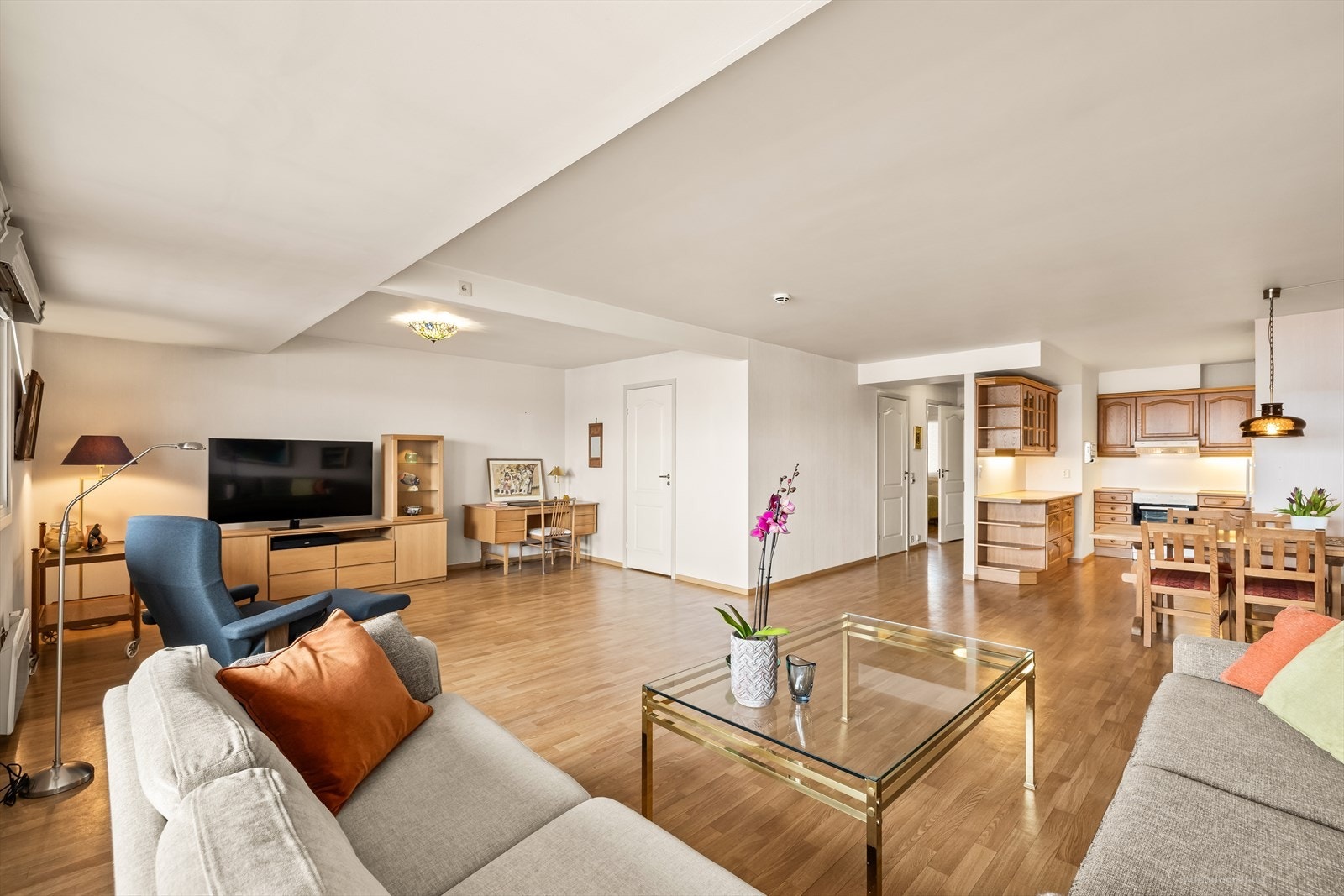 Leilighetens utforming gir kvaliteter som gjør overgangen fra enebolig mindre med blant annet en praktisk åpen stue/kjøkken løsning. Galleribilde