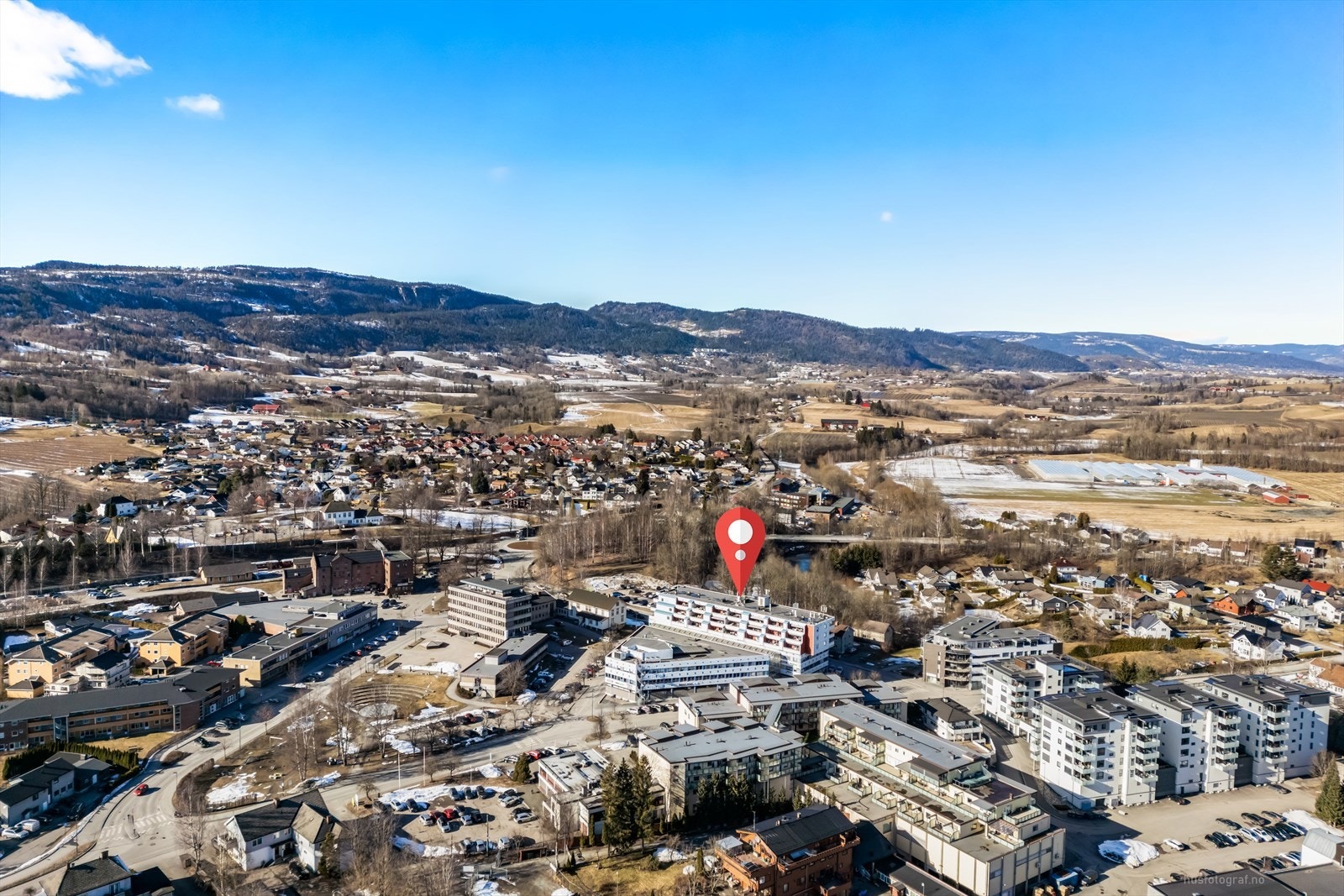 Meget god beliggenhet i i Fosskvartalet, som er et populært leilighets- og næringsbygg sentralt i Lierbyen. Sørvendt leilighet med solrik veranda. Galleribilde