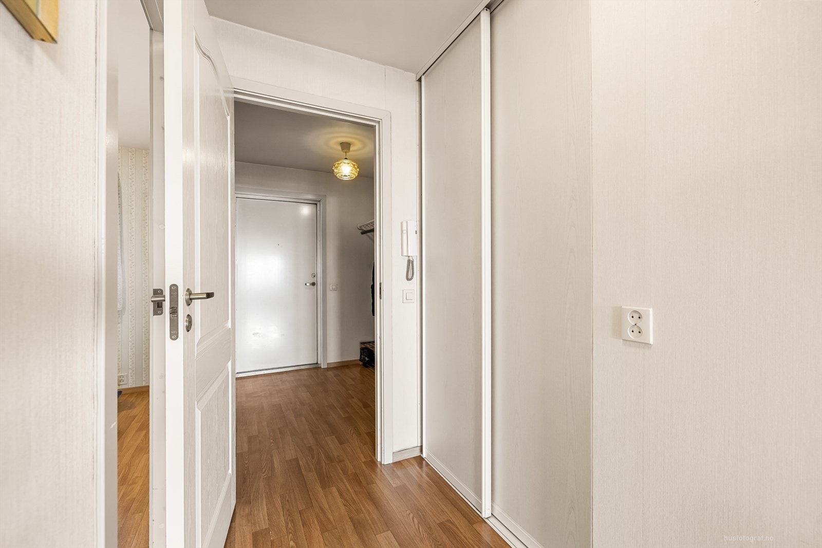 Praktisk skyvedørsløsning i gangen som skaper en innbydende og ryddig inngangsparti. Galleribilde