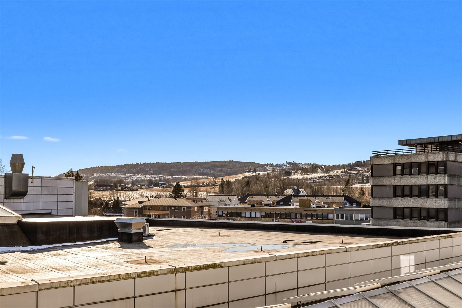 Gode solforhold og utsikt mot deler av Lierdalen. Terrassen fungerer perfekt for hyggelige stunder i gode venners lag. Galleribilde