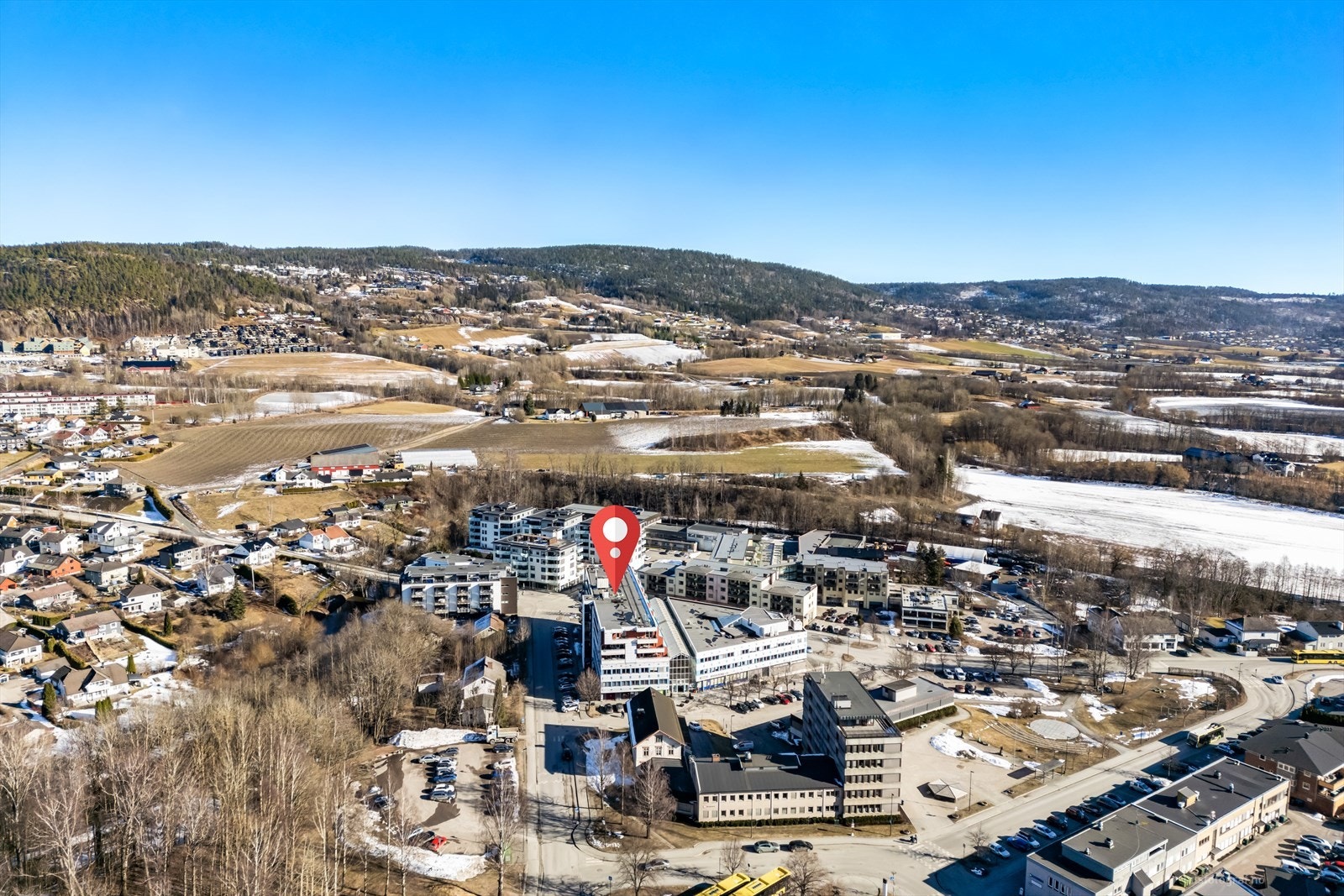 Bussholdeplass nær inngangsdøren med forbindelse til Oslo, Asker, Tranby, Sylling og Drammen. Galleribilde