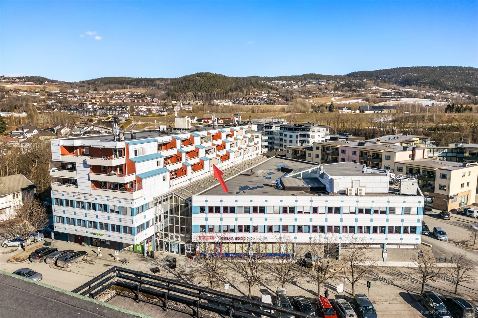 Det er mulig å ta heis direkte fra leiligheten og ned til dagligvarebutikk (Rema 1000) med post-i-butikk, frisør, apotek, fotpleie, kafé, legesenter, tannlegesenter og bibliotek. Galleribilde