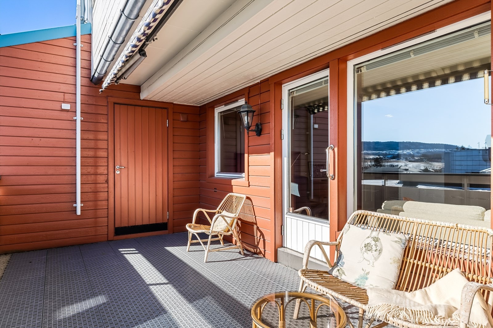 Den romslige verandaen er praktisk tilknyttet utvendig sportsbod med innlagt strøm. Galleribilde