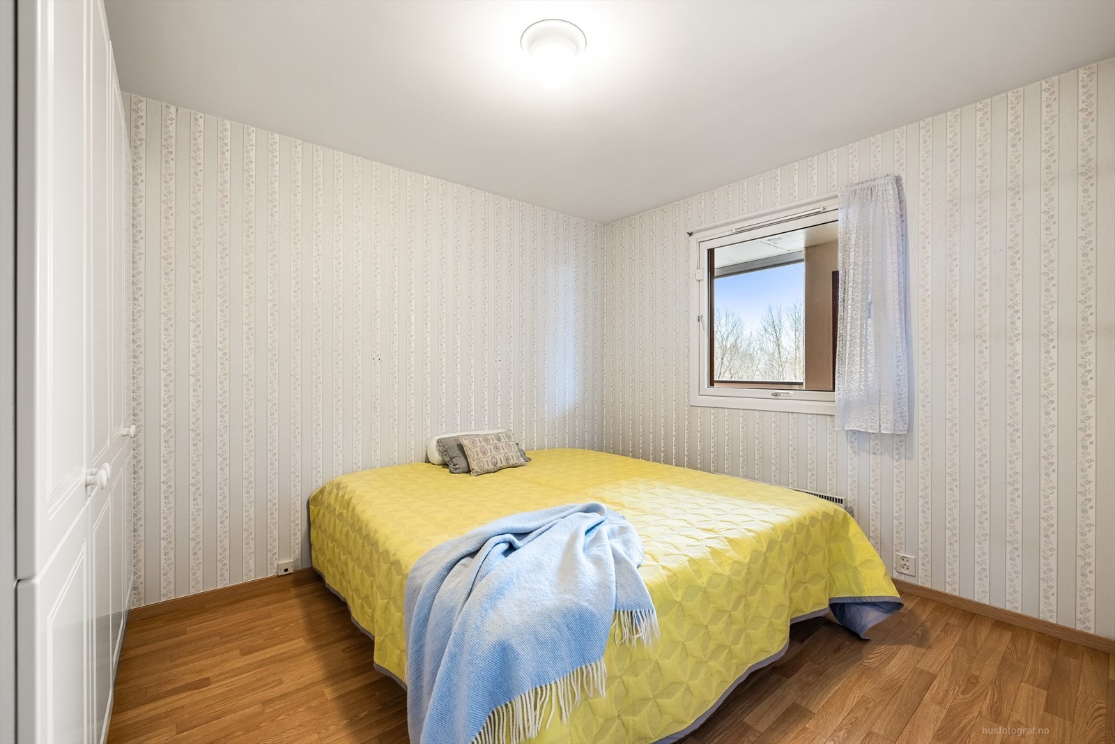 Romslig og lyst soverom med god plass til dobbeltseng. Galleribilde