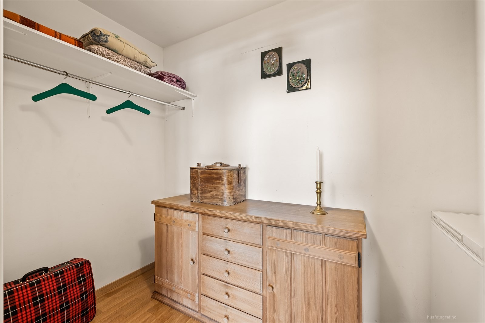 Praktisk innvendig bod med oppheng for yttertøy. Galleribilde