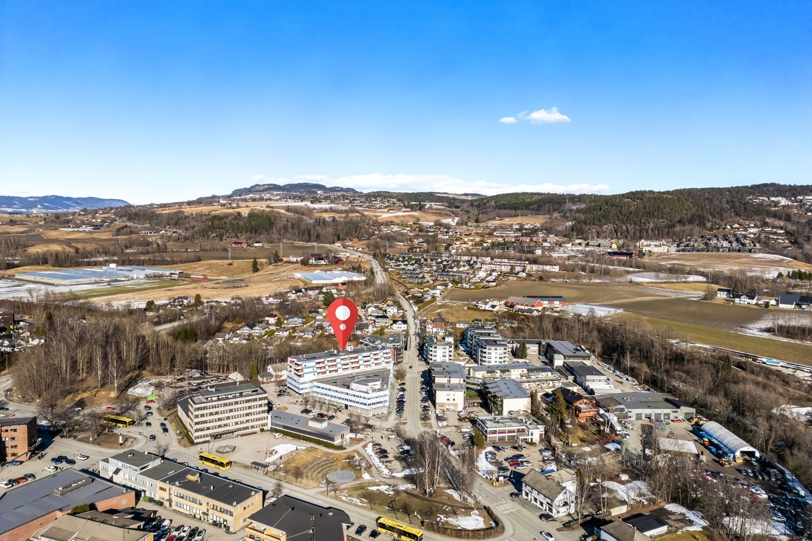 Nærhet til marka med flotte turmuligheter sommer som vinter samt tur- og sykkelsti på den gamle Lier- og Drammensbanen. Galleribilde