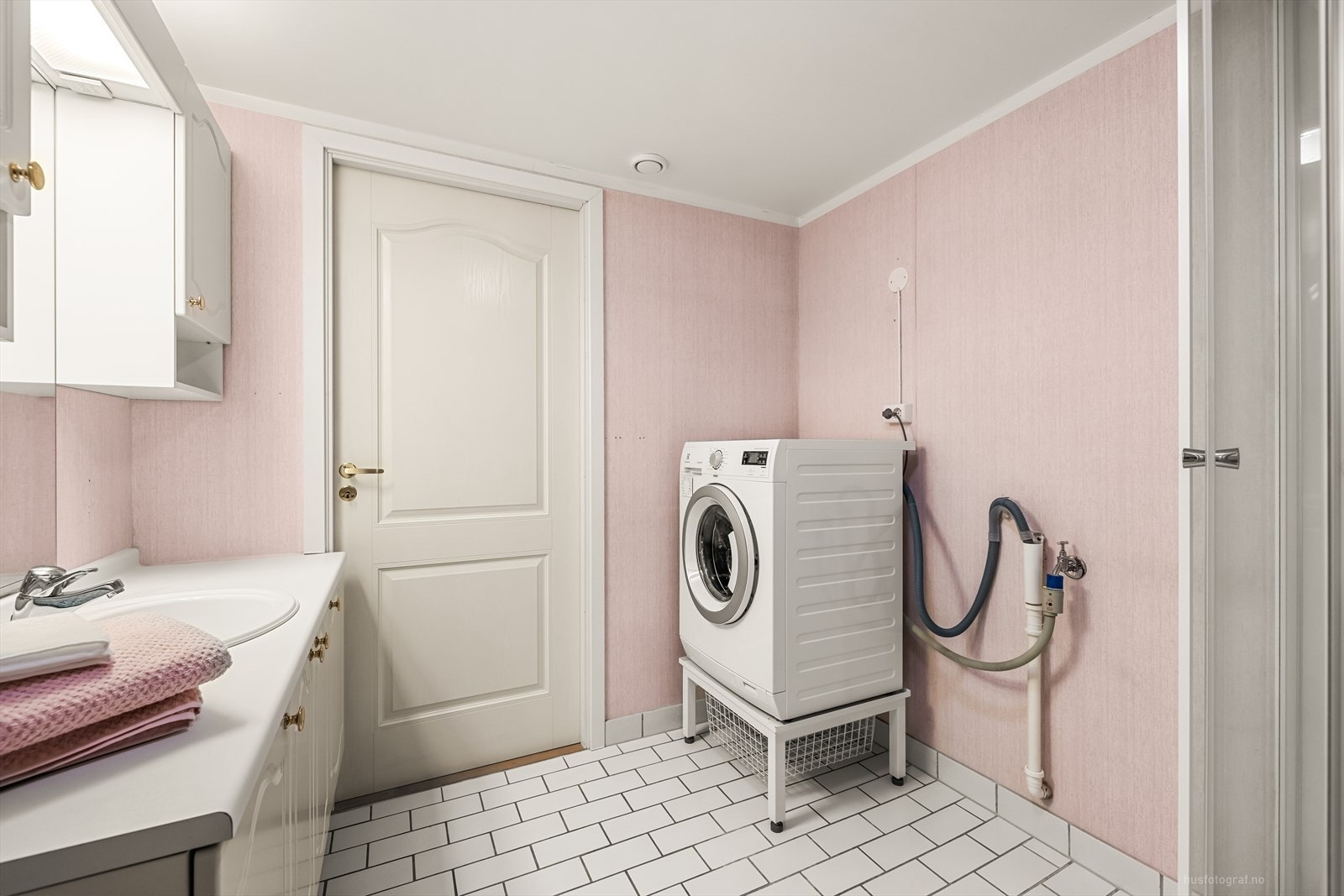 Rommet har opplegg for vaskemaskin. Galleribilde