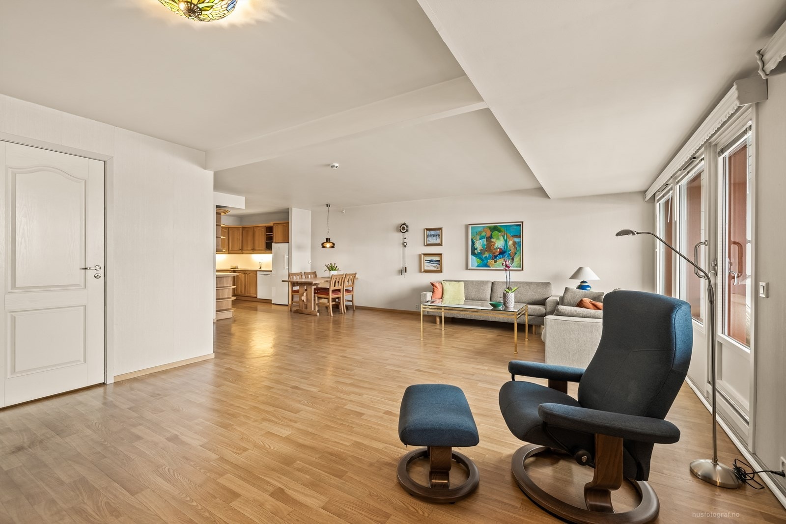 Helhetlig pent og tiltalende uttrykk med normalt god standard iht. byggeår og liten bruksslitasje. Galleribilde