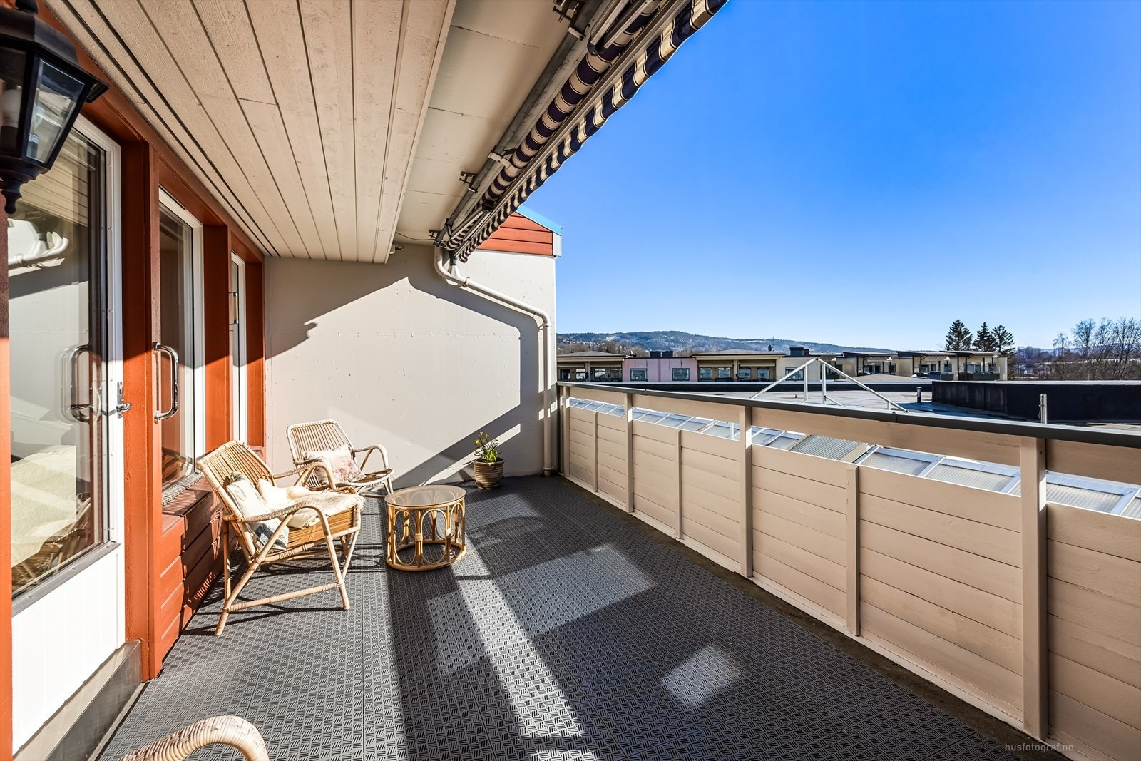 Sørvendt leilighet i 4. etasje med veranda på 16 kvm. Midt i Lierbyen. Heis. Solrikt. Galleribilde