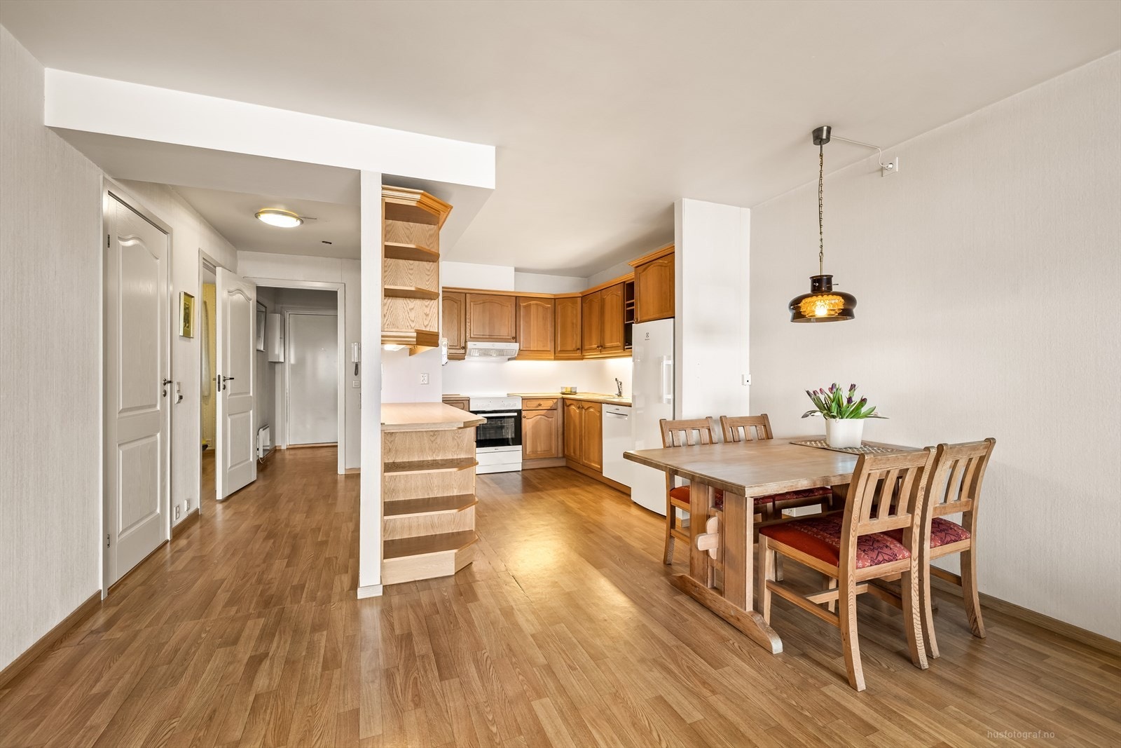 Kjøkken med Eik profilert kjøkkeninnredning (fra ca 2001). Integrert oppvaskmaskin. Galleribilde