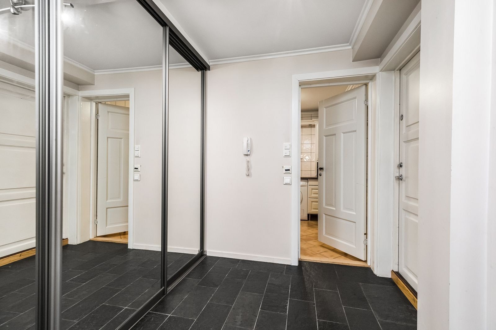 Velkommen inn! entre med skyvedørsgarderobeskap Galleribilde