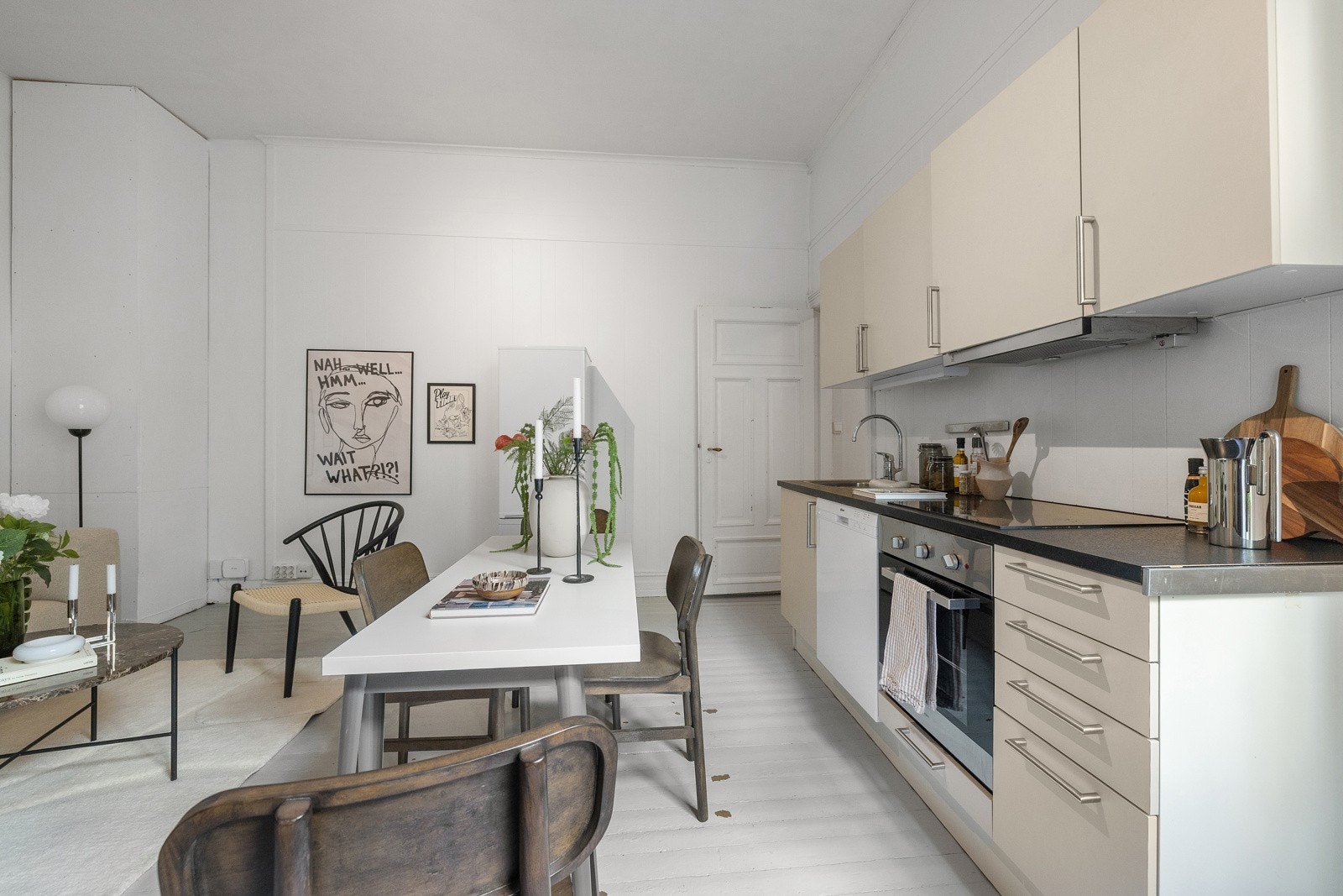Innredning med kullfiltervifte over stekesonen, benkebereder og opplegg for oppvaskmaskin og kjøl/fryseskap. Galleribilde