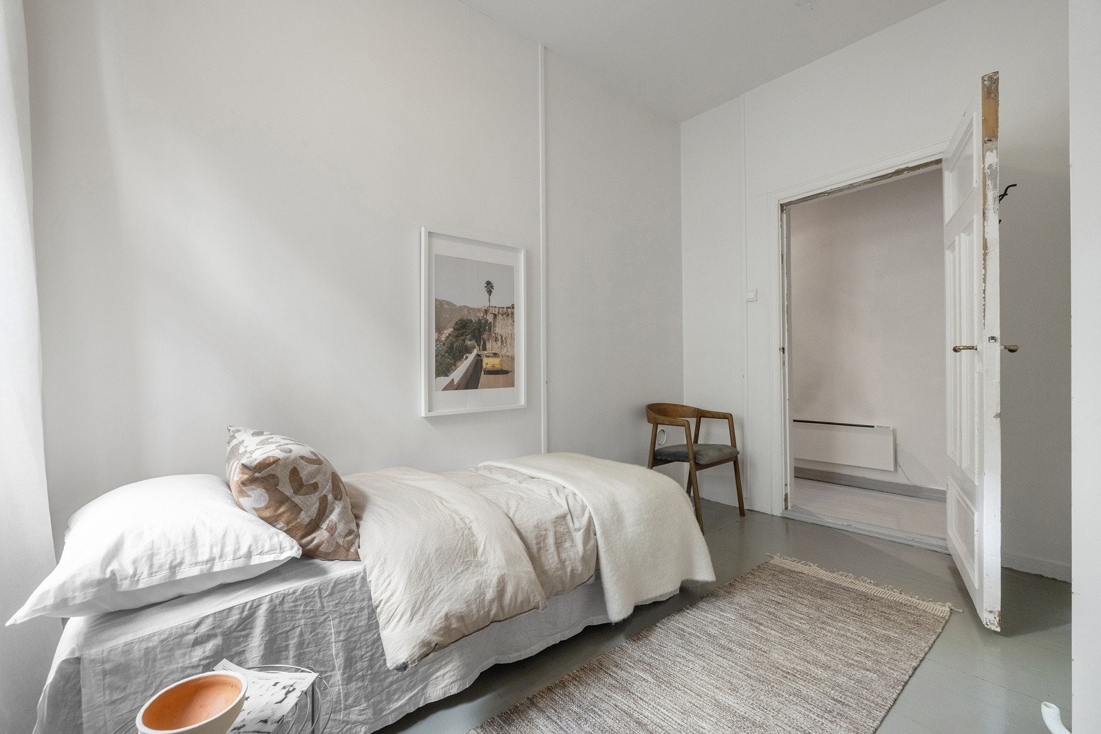 God plass til seng, nattbord og kommode. Galleribilde
