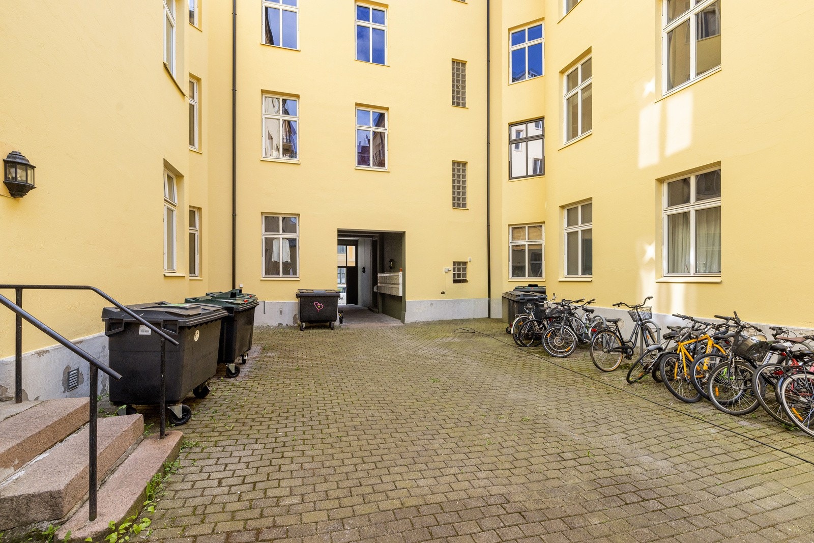Bakgården ble nylig pusset og malt opp. Galleribilde