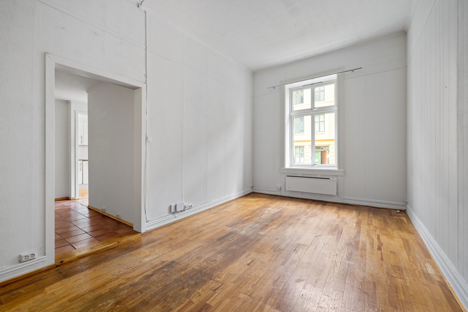 Leilighetens andre stue er også av god størrelse med store vindusflater som slipper inn rikelig med naturlig lys. Galleribilde