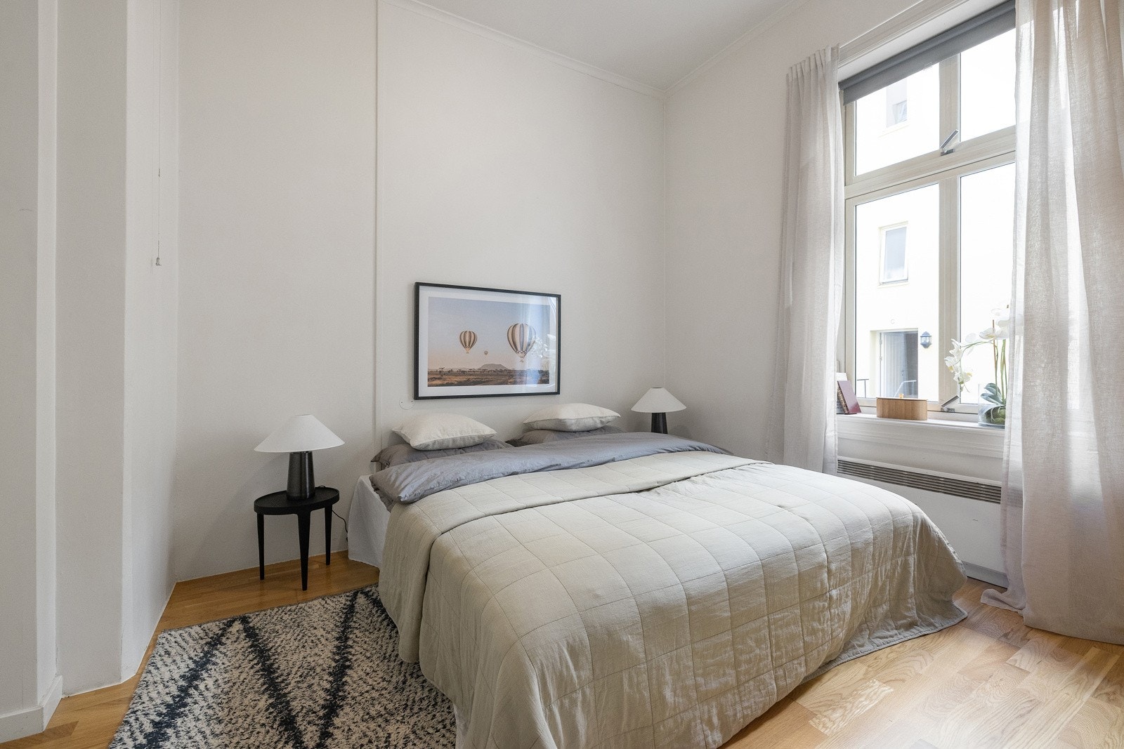 Hovedsoverommet har god plass til dobbeltseng og nattbord. Galleribilde