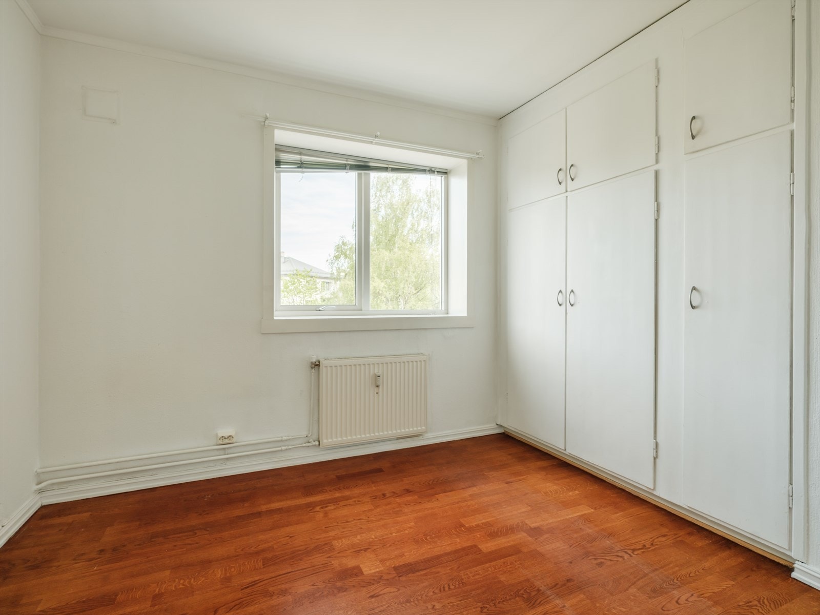 Romslig hovedsoverom med originale skap. Galleribilde