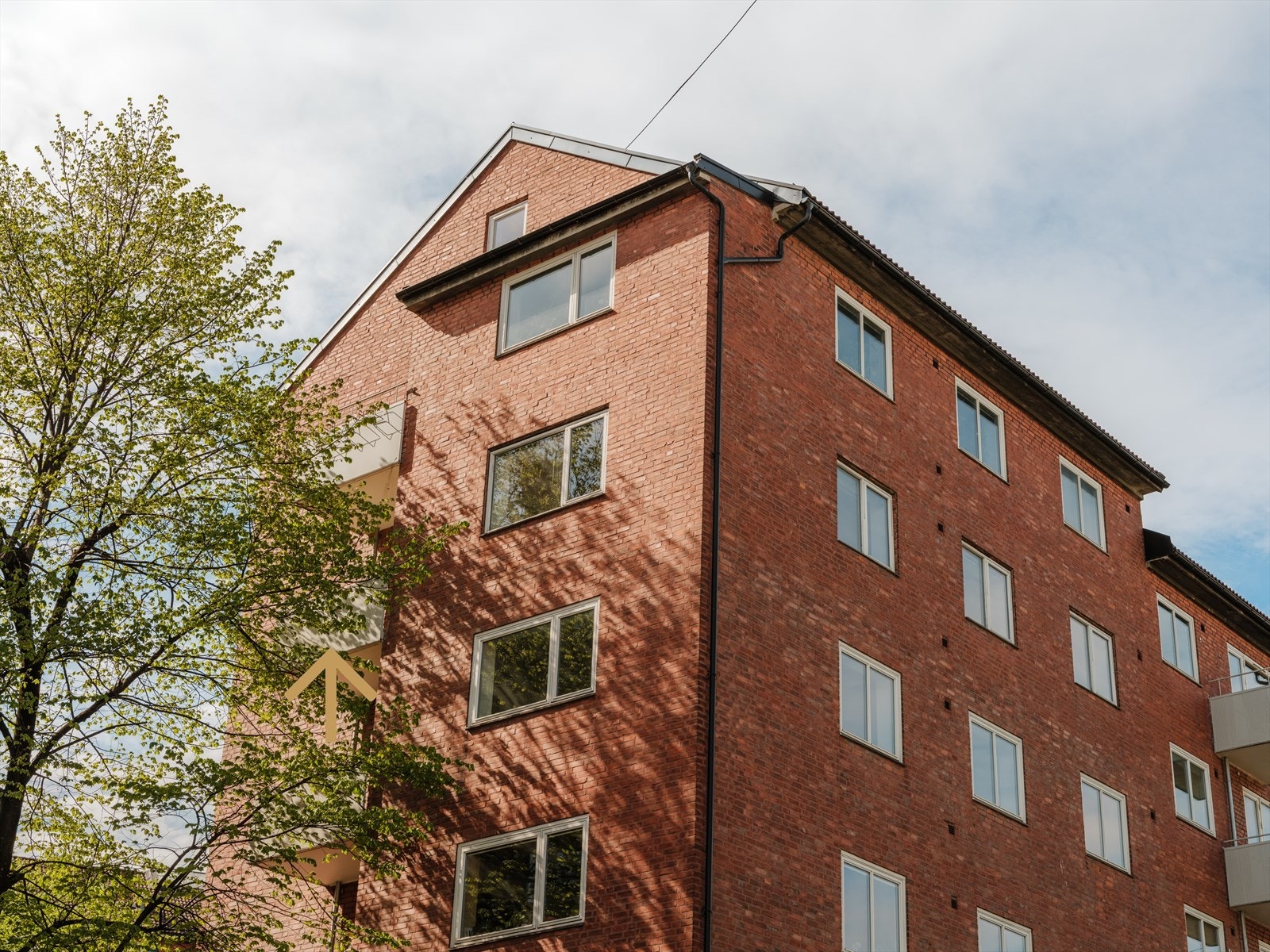 Leiligheten ligger i byggets 4. etasje og vender mot Bentsegata og Bentsebrugata. Galleribilde