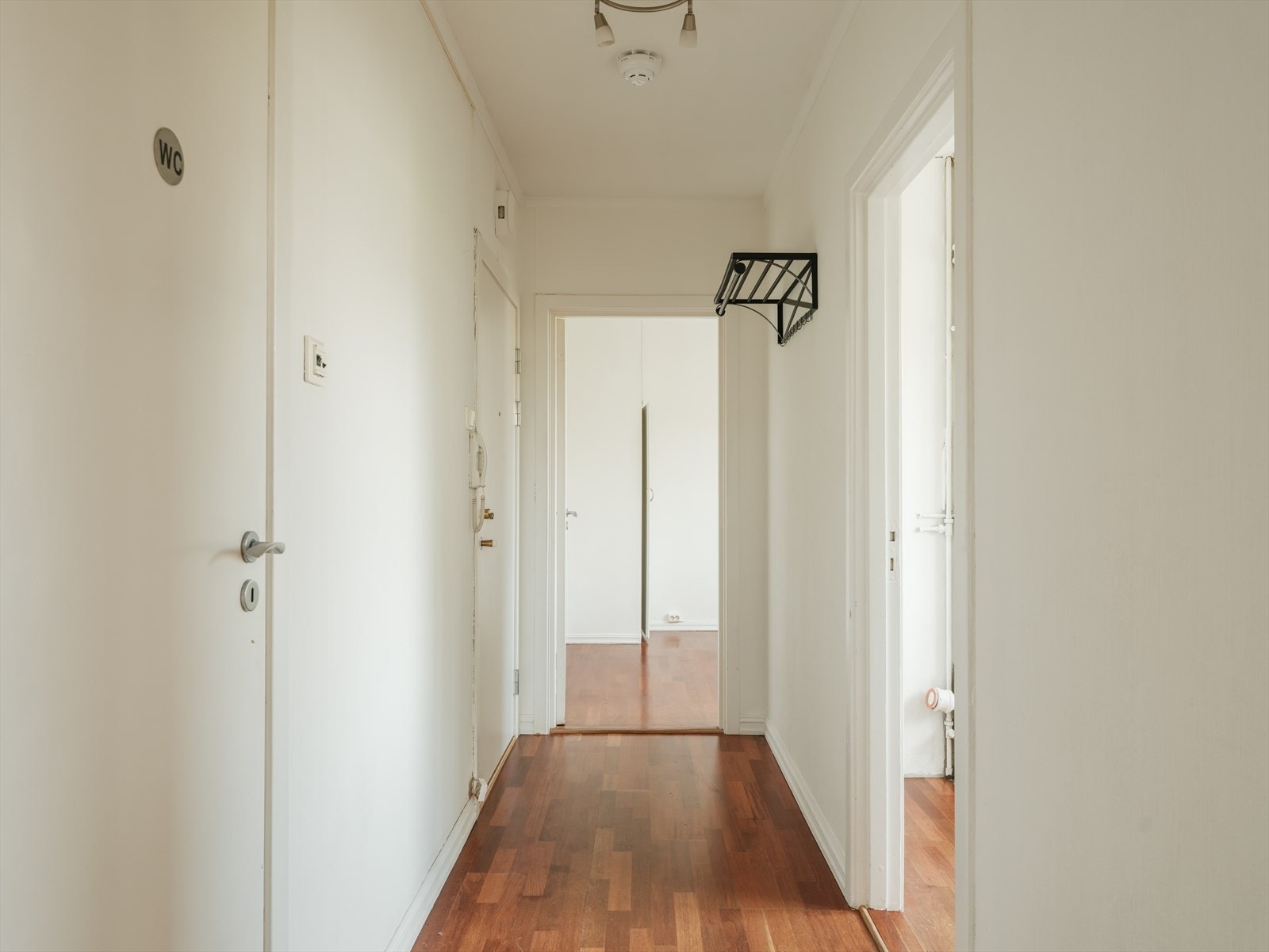 Gang med plass til oppbevaring av ytterjakker og sko. Galleribilde