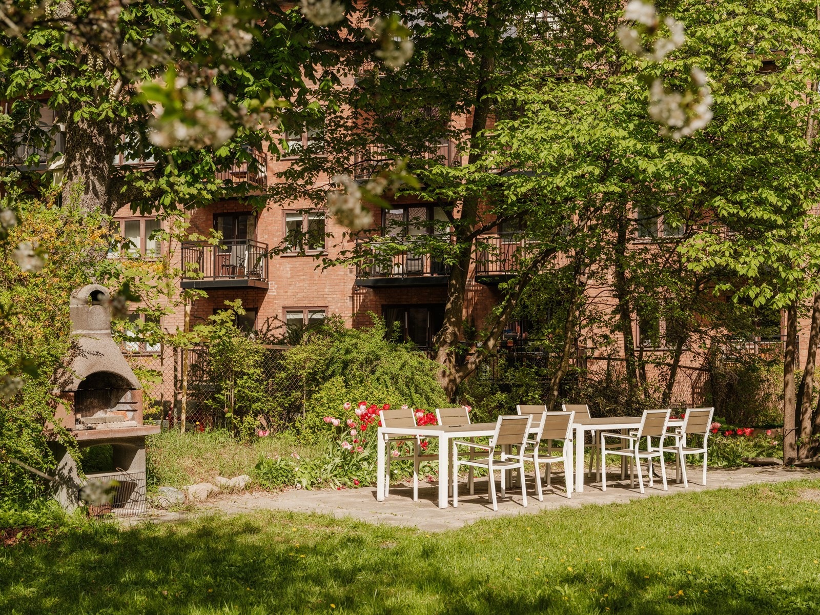 Sameiet har hyggelige uteområder med gressplen, beplanting og utemøbler. Galleribilde