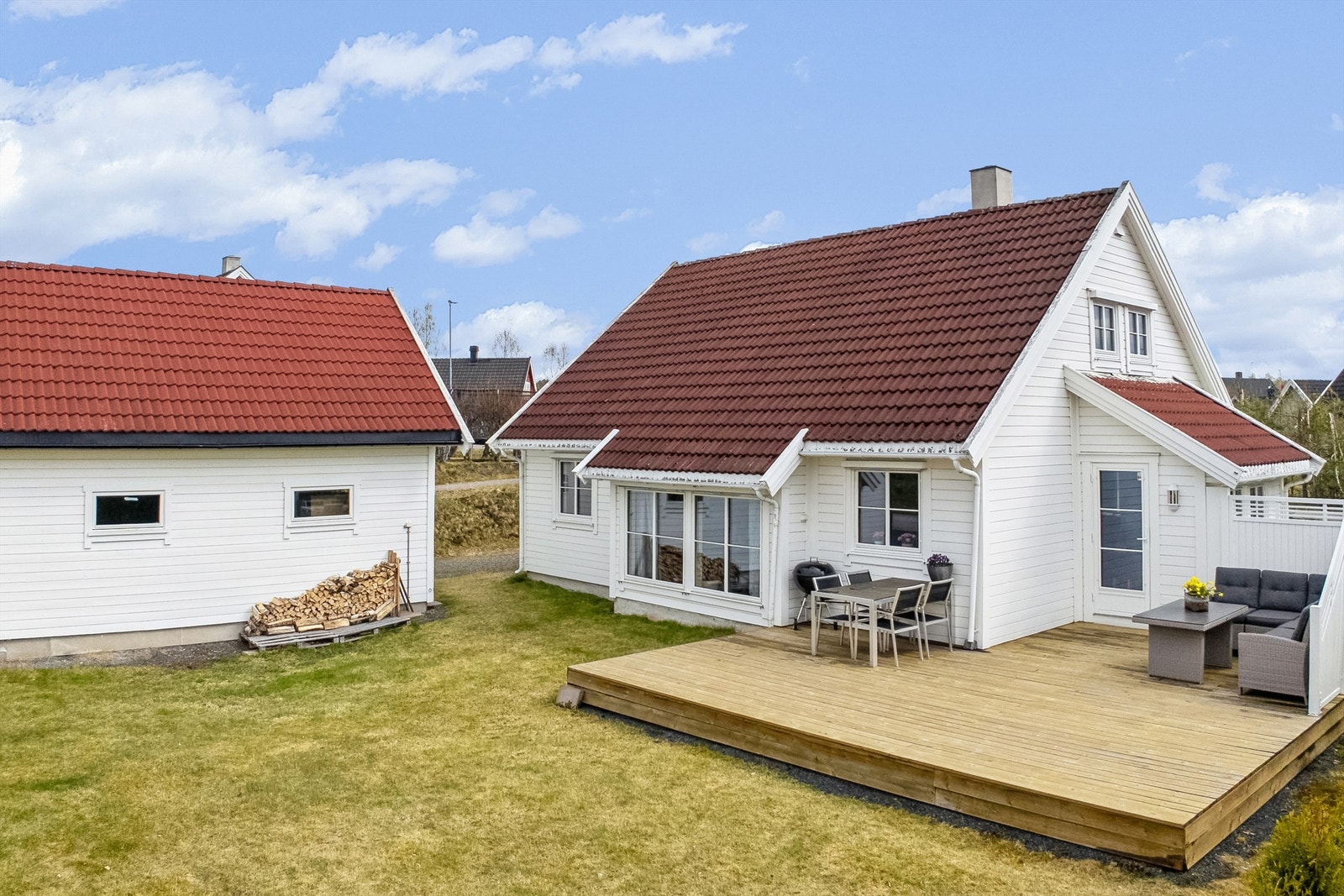Fasade. Terrassen er støpt i betong og har impregnerte terrassebord Galleribilde
