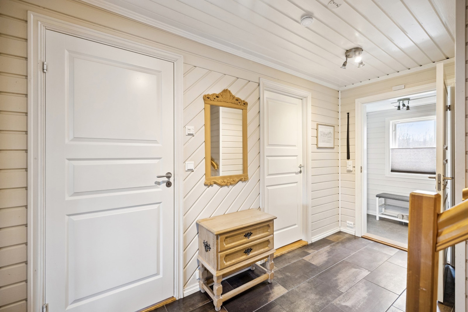 Velkommen inn! Entréen og trapperommet er romslig og smakfull Galleribilde