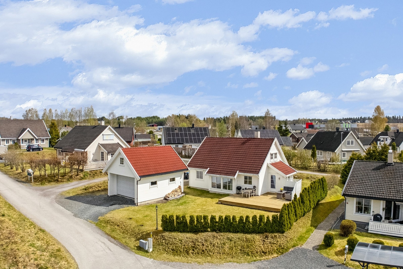 Fasade. Eiendommen ligger i en blindvei med svært begrenset trafikk. På østsiden av huset er det en sykkel- og gangsti Galleribilde