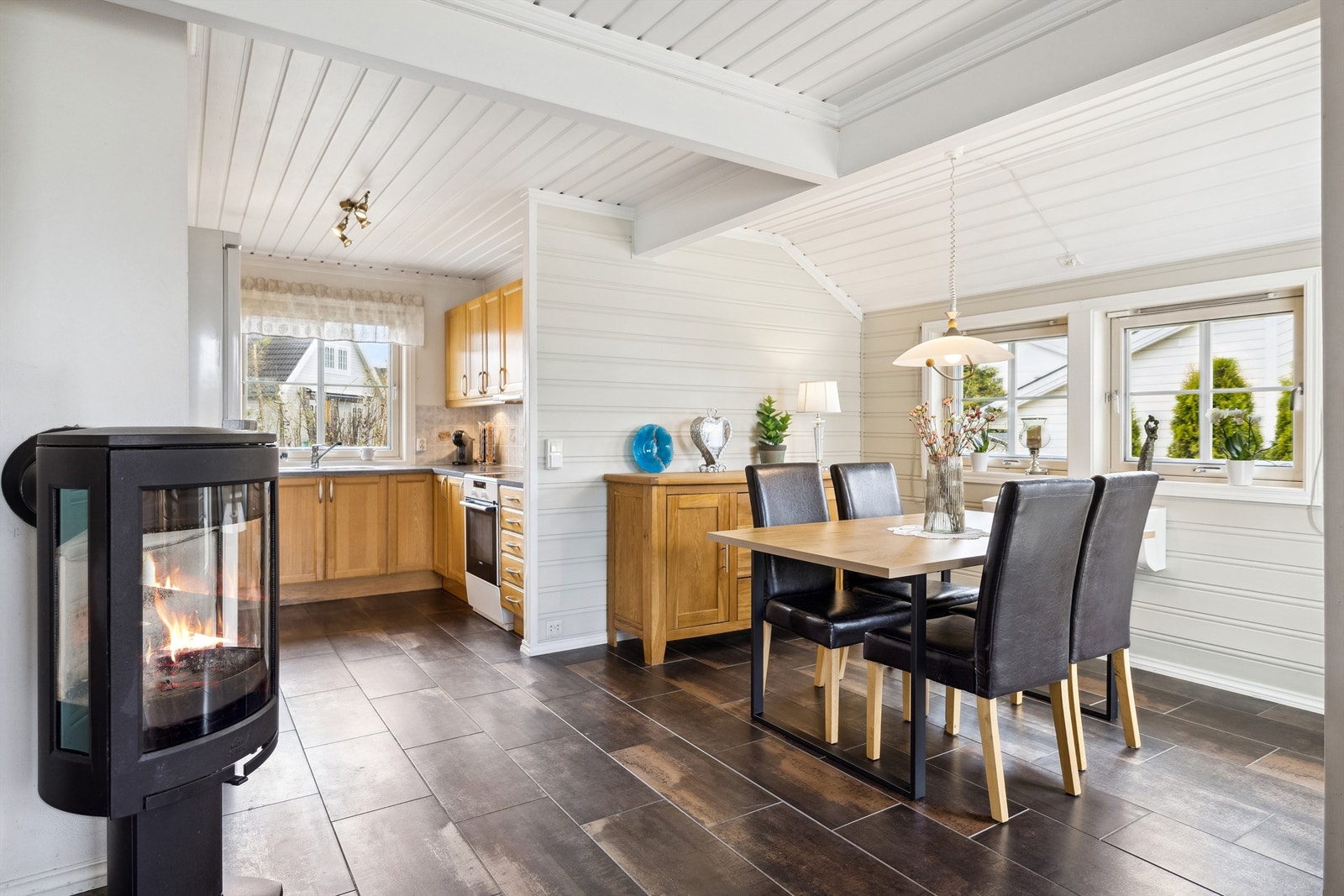 Stue og kjøkken med en naturlig plass til spisestue. Galleribilde