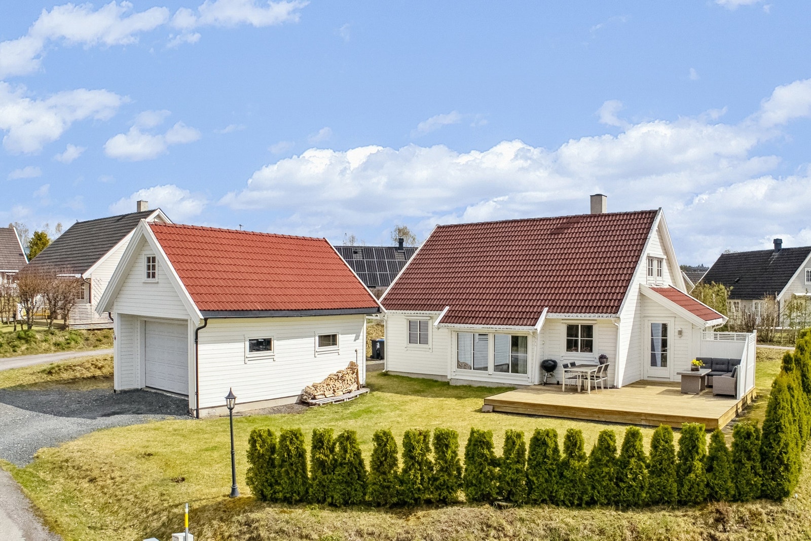 Eiendommen ligger fint til på Revhaugen i et stille og rolig boligområde nær Sagtjernet og med gangavstand til sentrum Galleribilde