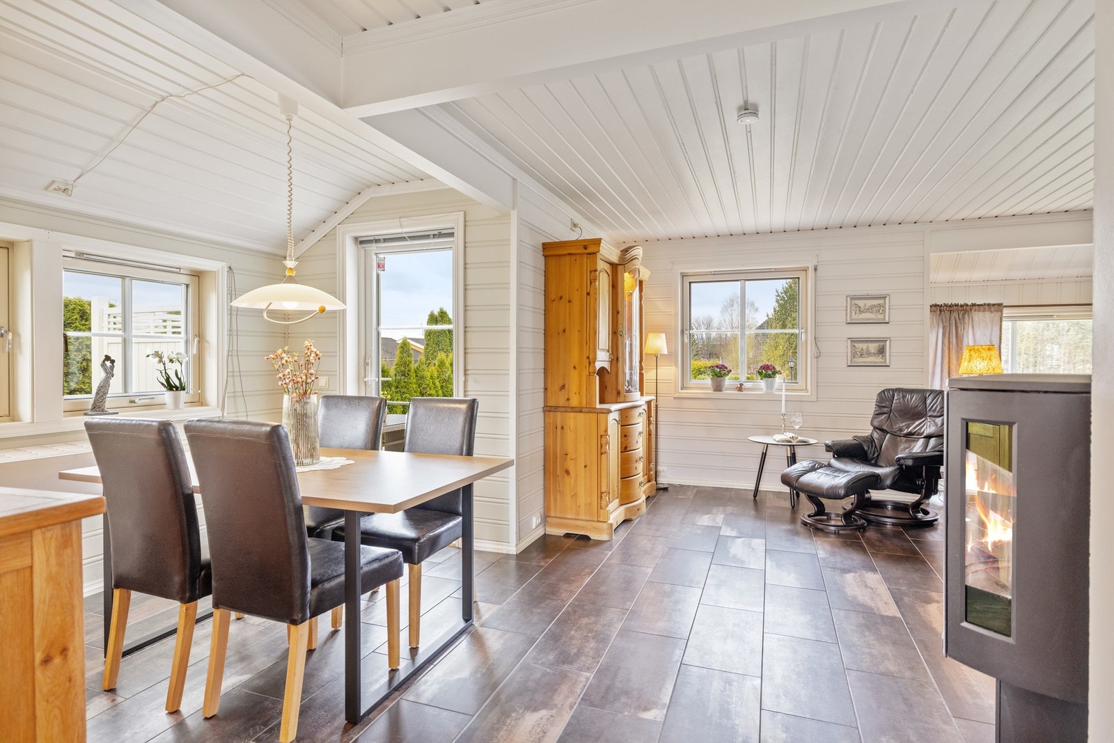 Stue og spisestue. Det er utgang til terrassen fra spisestua. Trapperom, stue, kjøkken samt lite soverom/walk-in har varmekabler i gulvet. Utvendige persienner på de "vanlige" vinduene i stue og spisestue Galleribilde