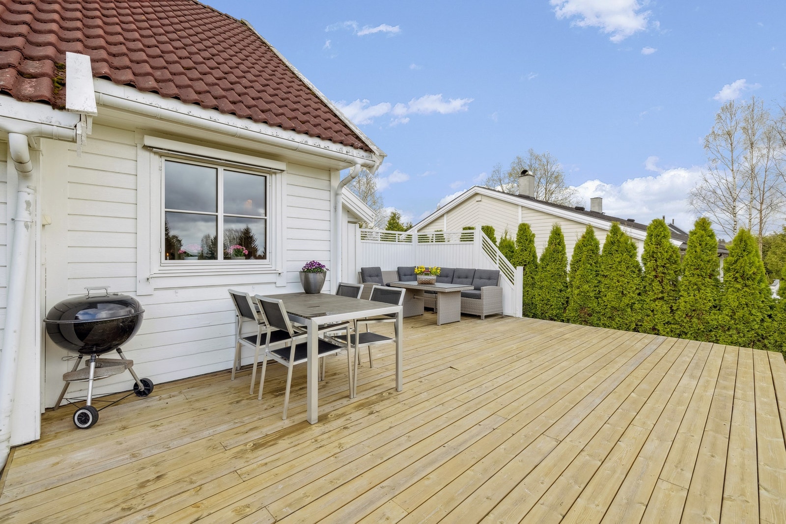 Meget solrik sør- og vestvendt terrasse Galleribilde