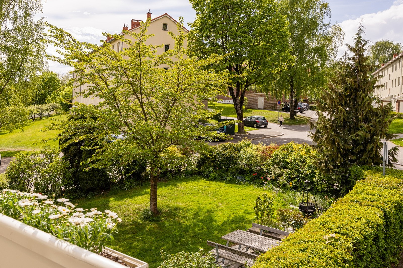 Fra balkongen har du idyllisk utsyn mot fellesareal pent opparbeidet av beboere i oppgang. Galleribilde