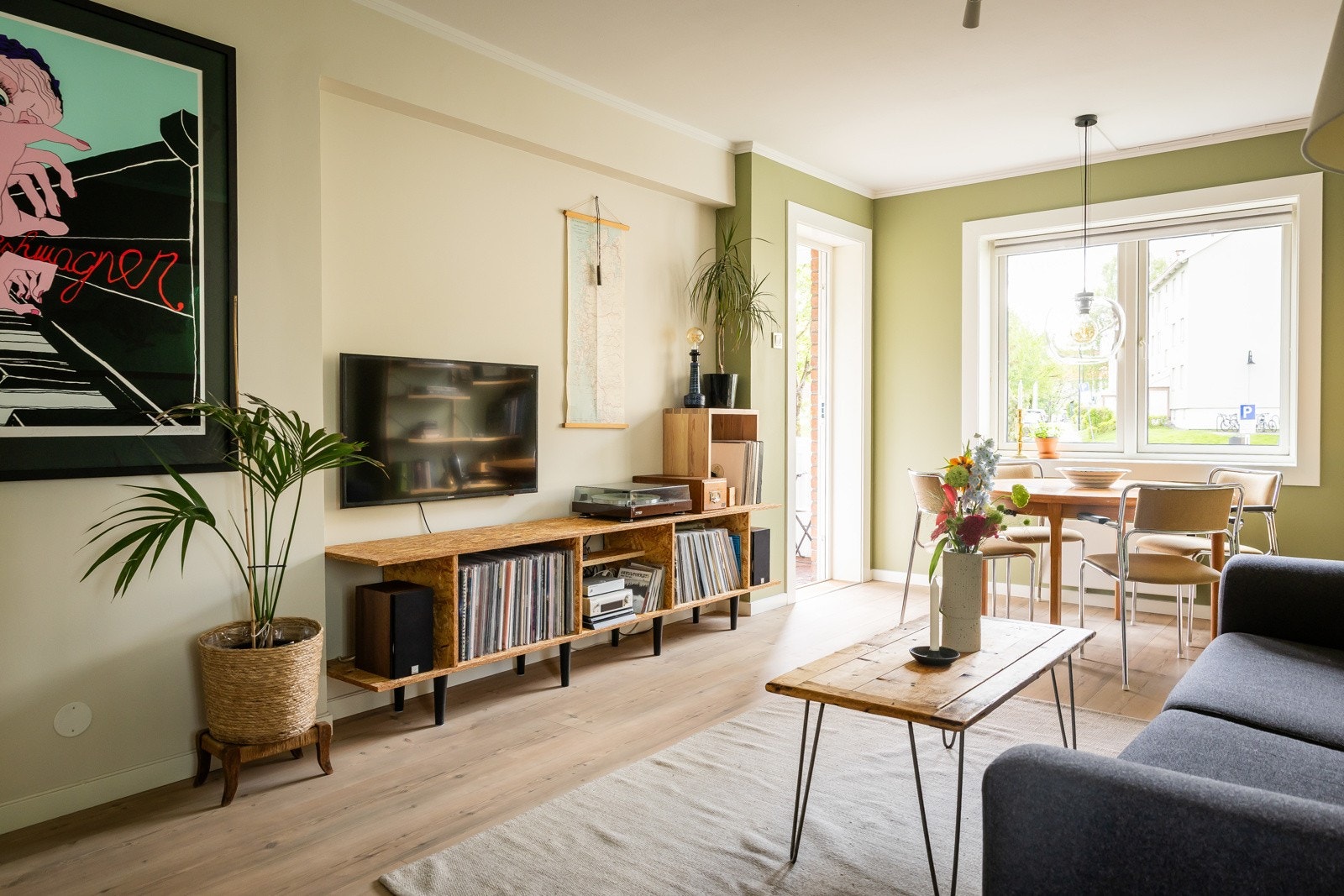 Plass til spisebord, tv-løsning og sofasone. Galleribilde