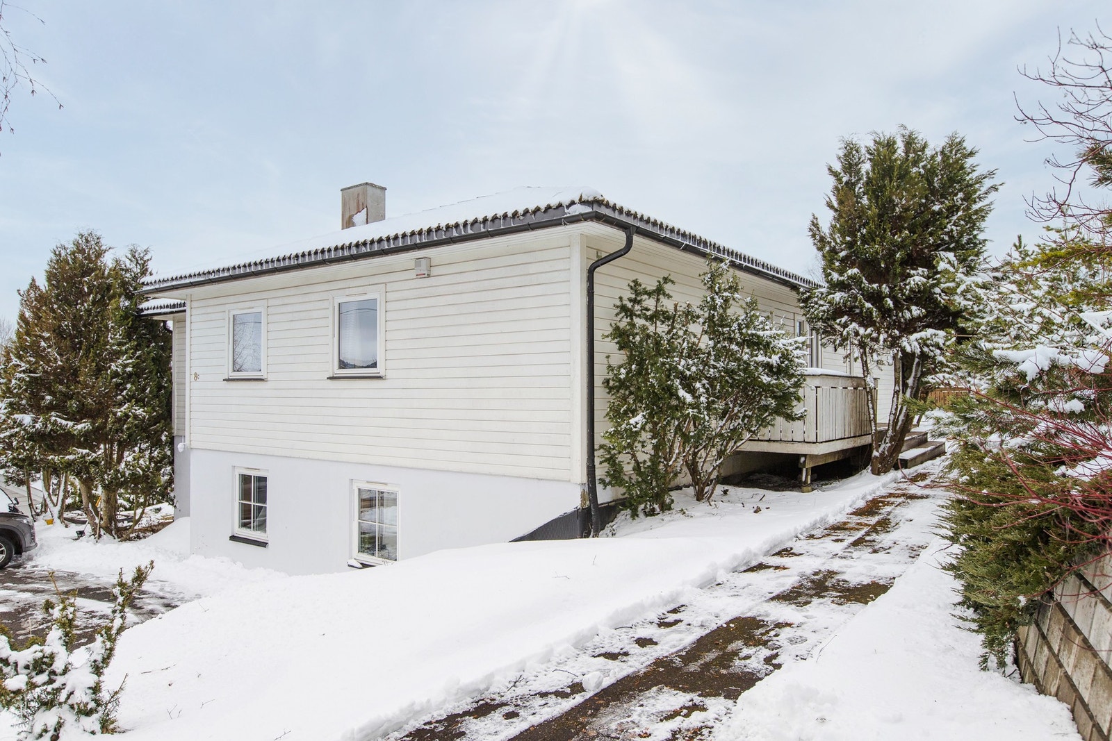 Koselig halvpart av tomannsbolig i populært villaområde med tre soverom, egen p-plass og stor terrasse Galleribilde