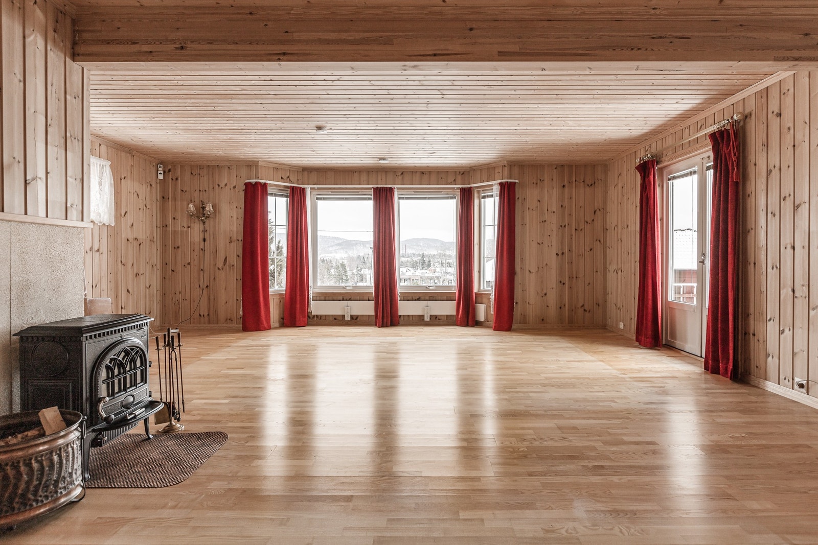 Romslig stue med god plass til sofa og tilhørende møblement, samt spisestue med plass til et større bord med flere sitteplasser. Galleribilde