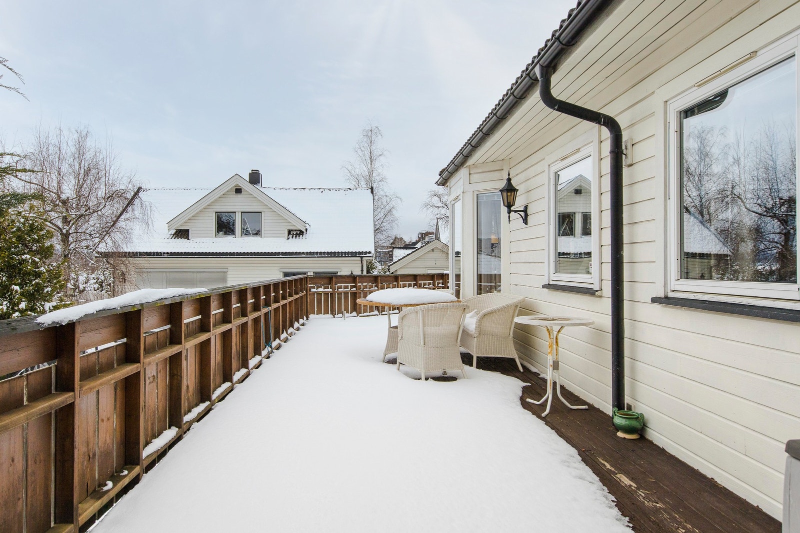 Fra spisestuen er det utgang til en solrik terrasse med nye terrassebord fra 2024, og det er store vindusflater som slipper inn rikelig med dagslys og gir god utsikt. Galleribilde